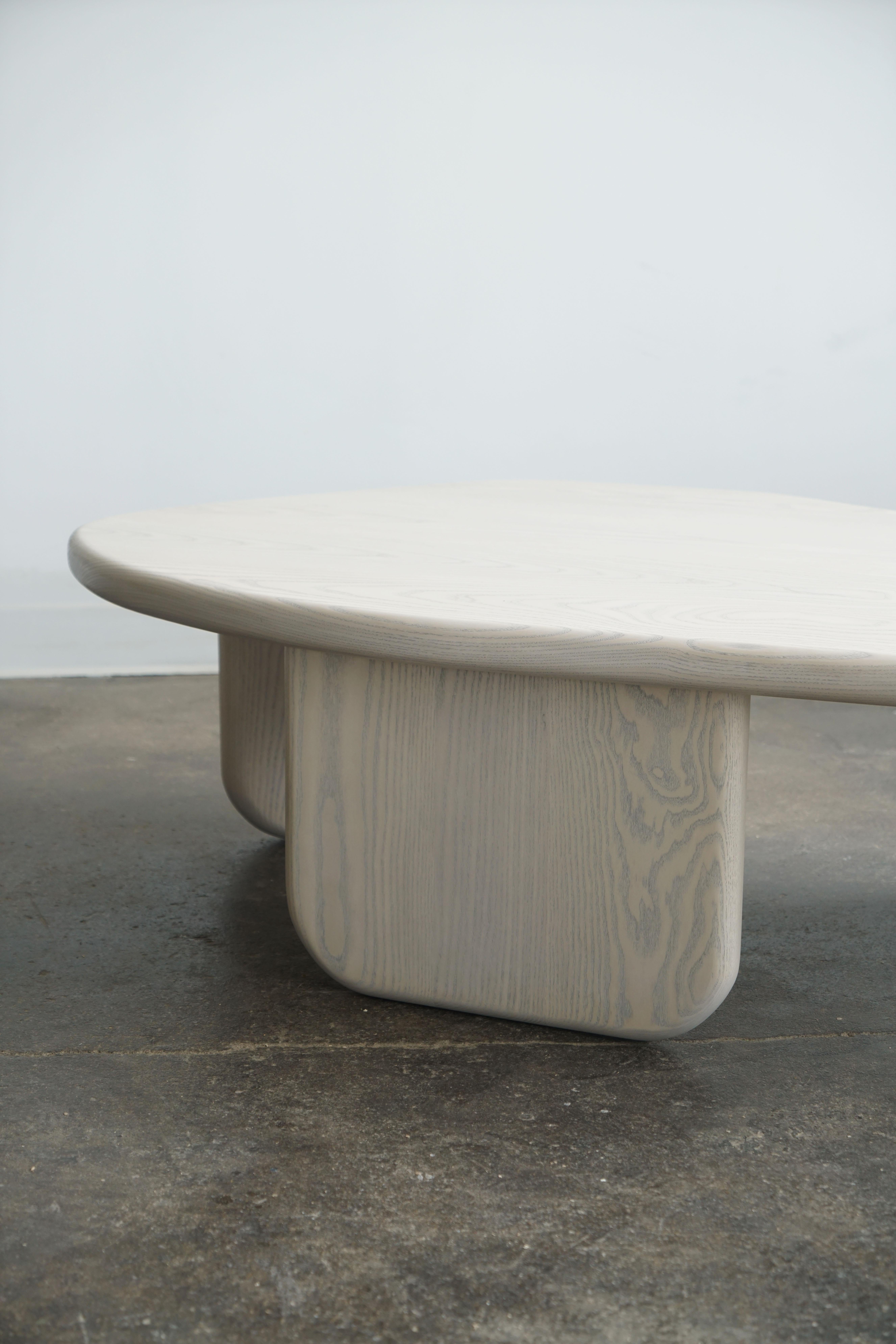 Américain Table basse moderne de forme organique par Last Workshop, frêne gris soie en vente