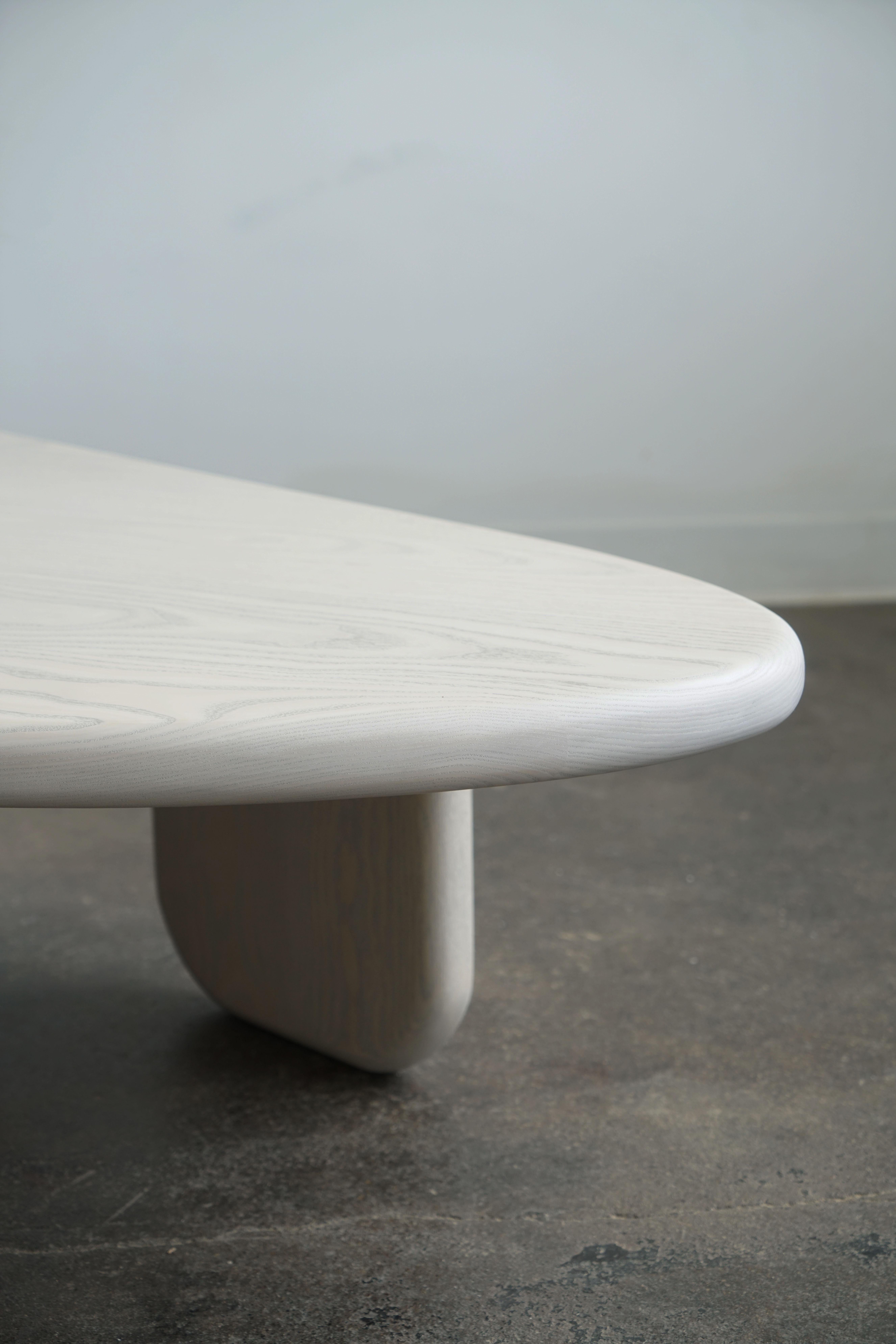 Table basse moderne de forme organique par Last Workshop, frêne gris soie Neuf - En vente à Chicago, IL