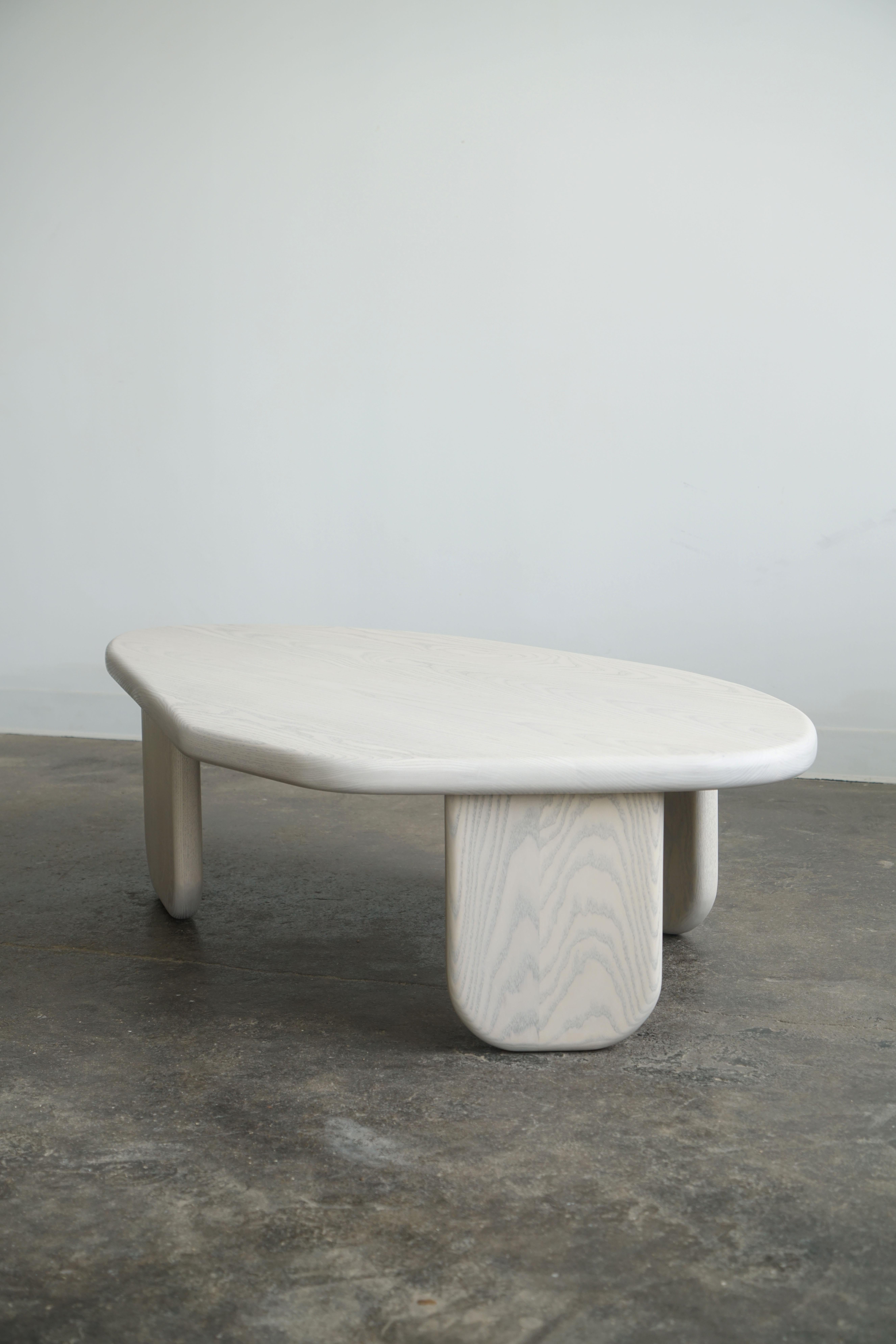 Table basse moderne de forme organique par Last Workshop, frêne gris soie en vente 1