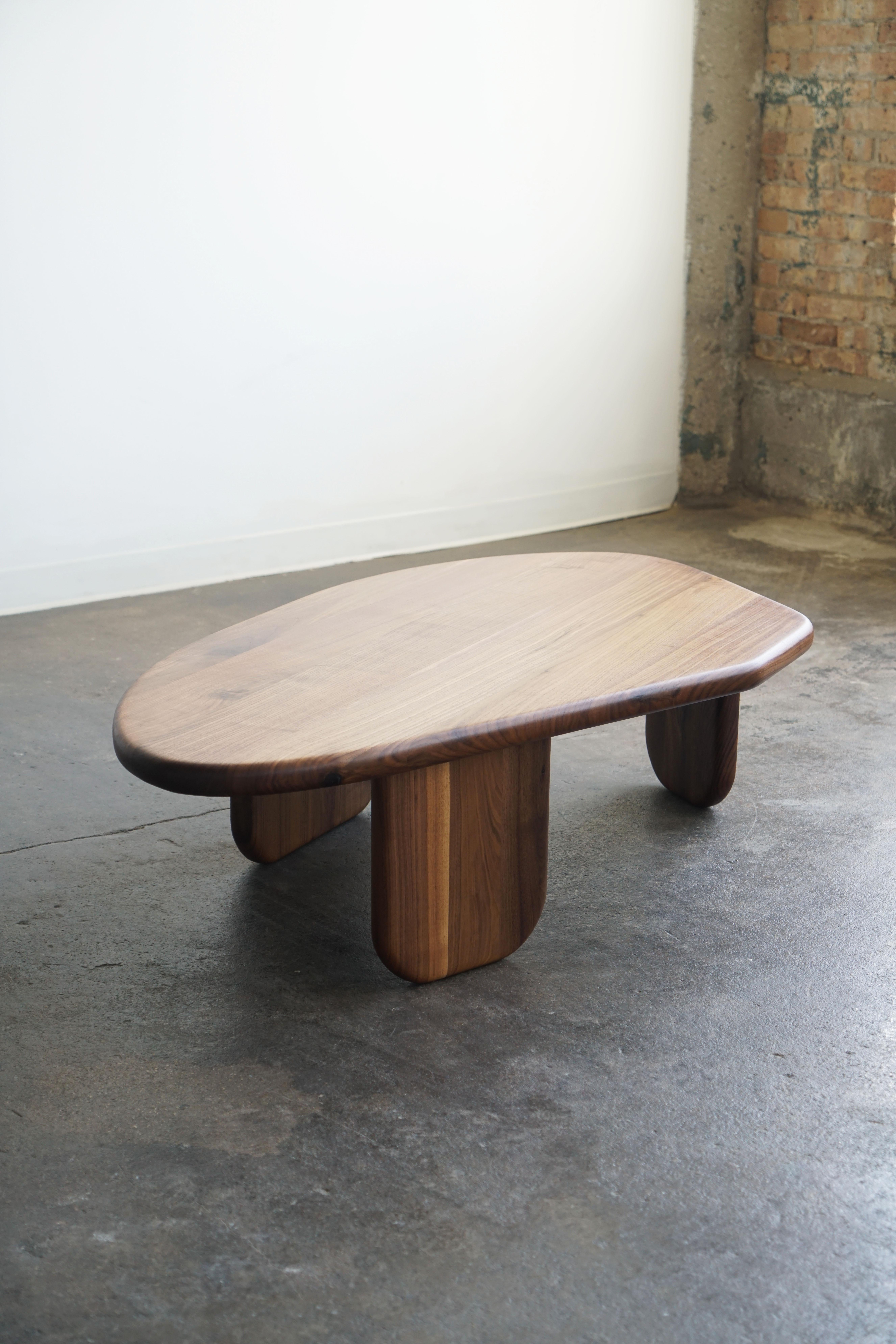 Table basse moderne de forme organique par Last Workshop, noyer en vente 4
