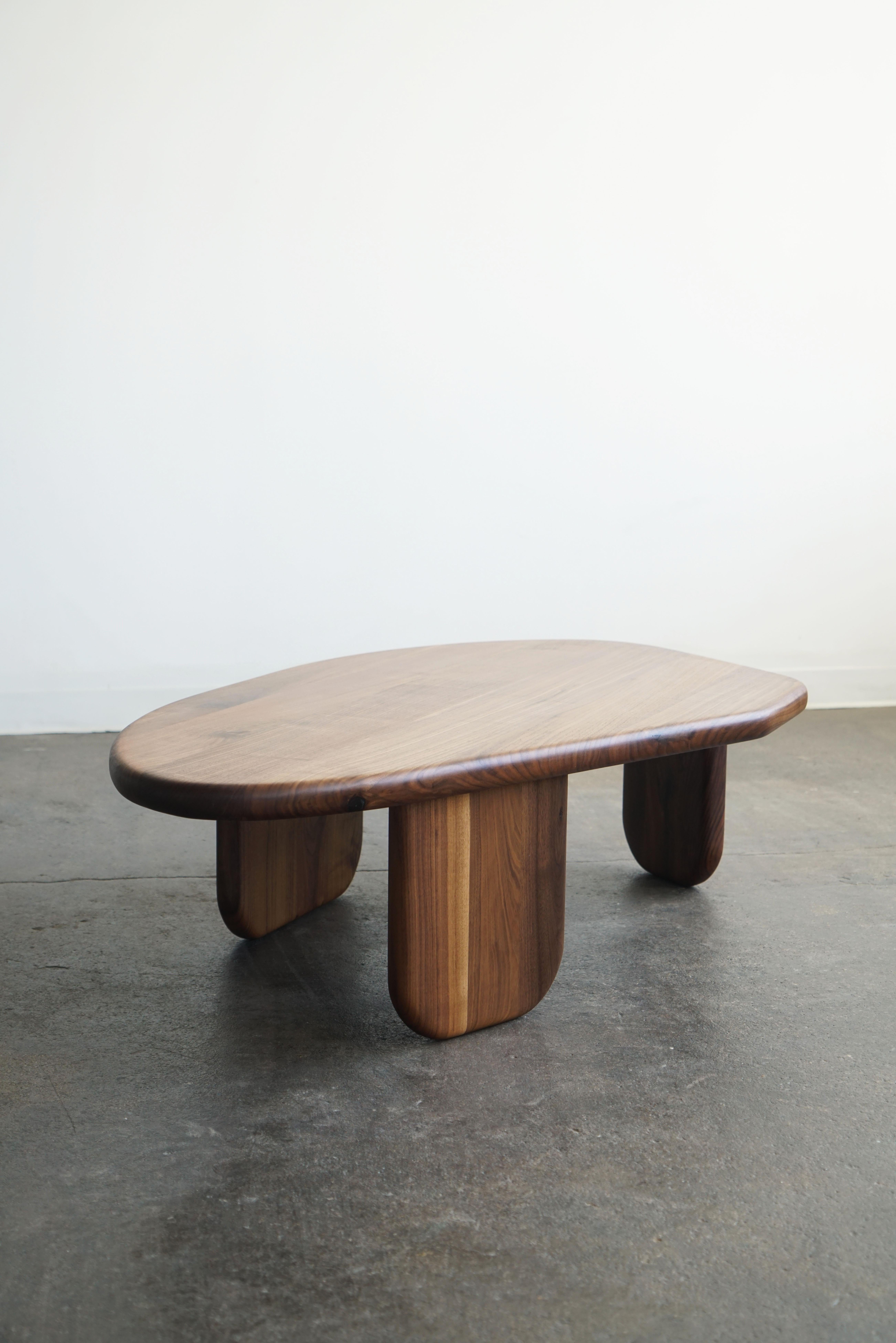Américain Table basse moderne de forme organique par Last Workshop, noyer en vente