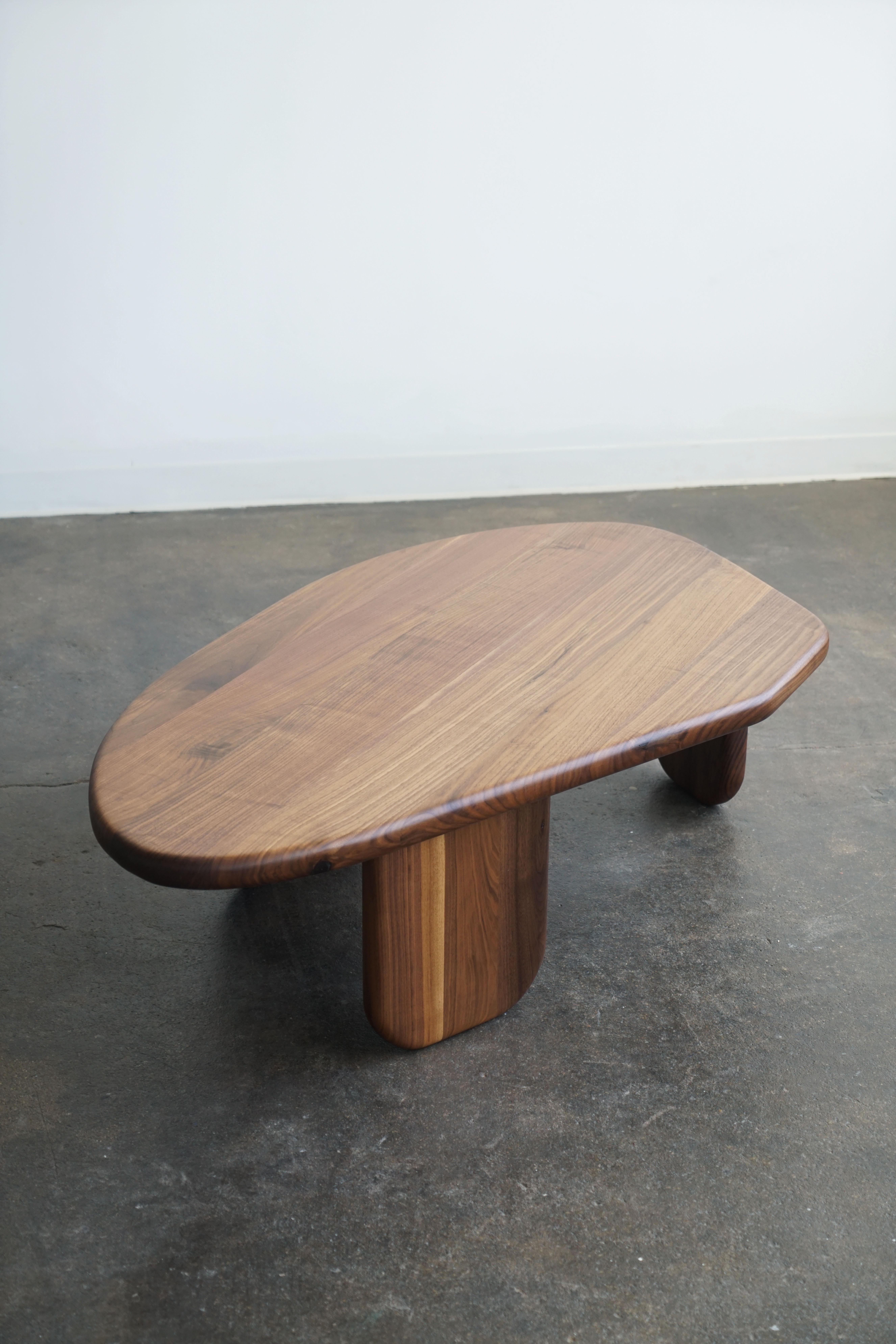 Huilé Table basse moderne de forme organique par Last Workshop, noyer en vente