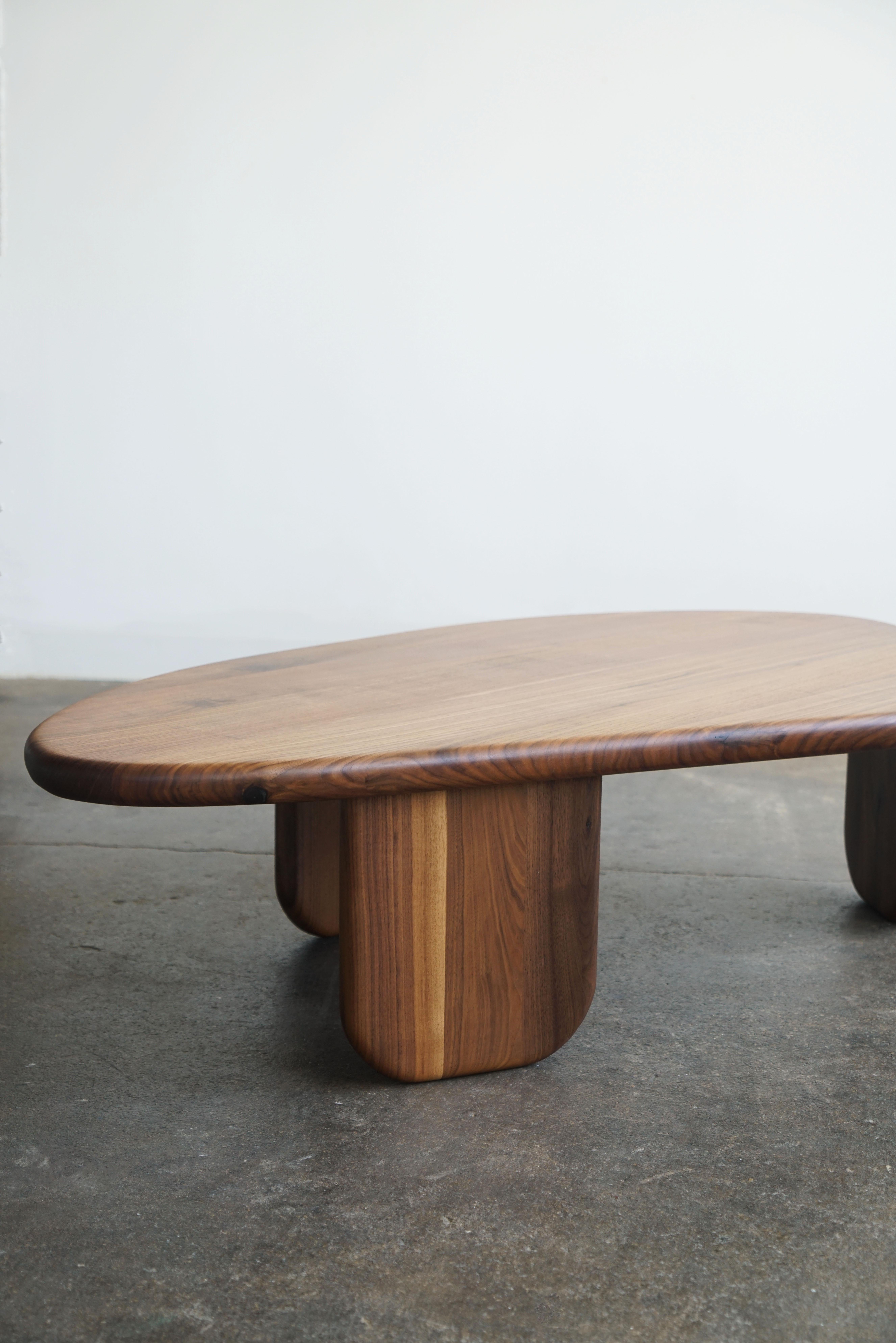 Table basse moderne de forme organique par Last Workshop, noyer en vente 1