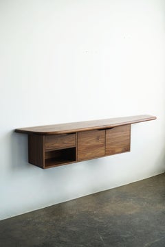 Moderner hängender Wandschrank in organischer Form von Last Workshop, Nussbaumholz