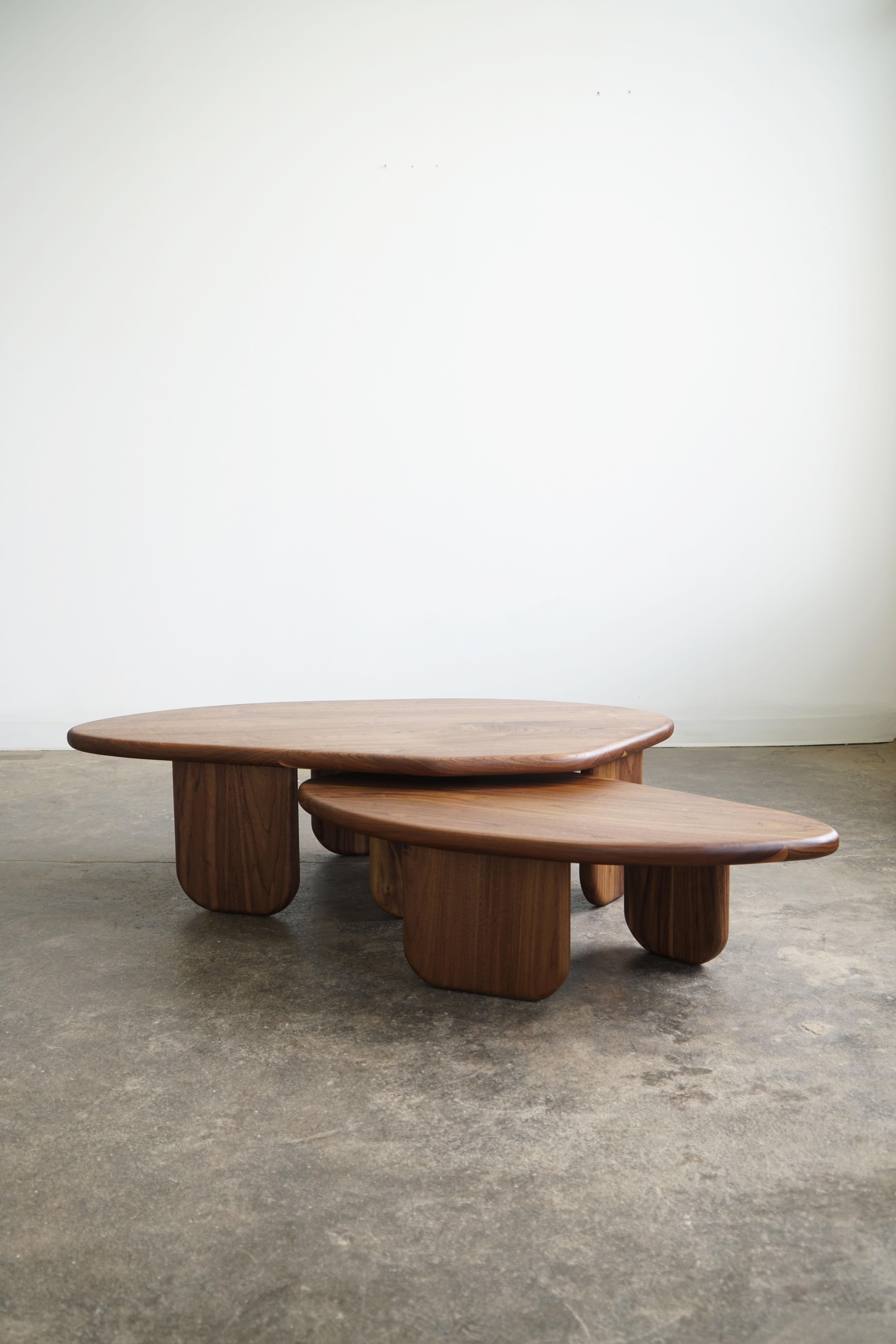 Tables basses gigognes de forme organique par Last Workshop, 2023
Noyer massif, finition naturelle

Table une : 58