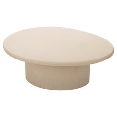 Mesa baja "Sami" contemporánea de escayola natural orgánica de Isabelle Beaumont