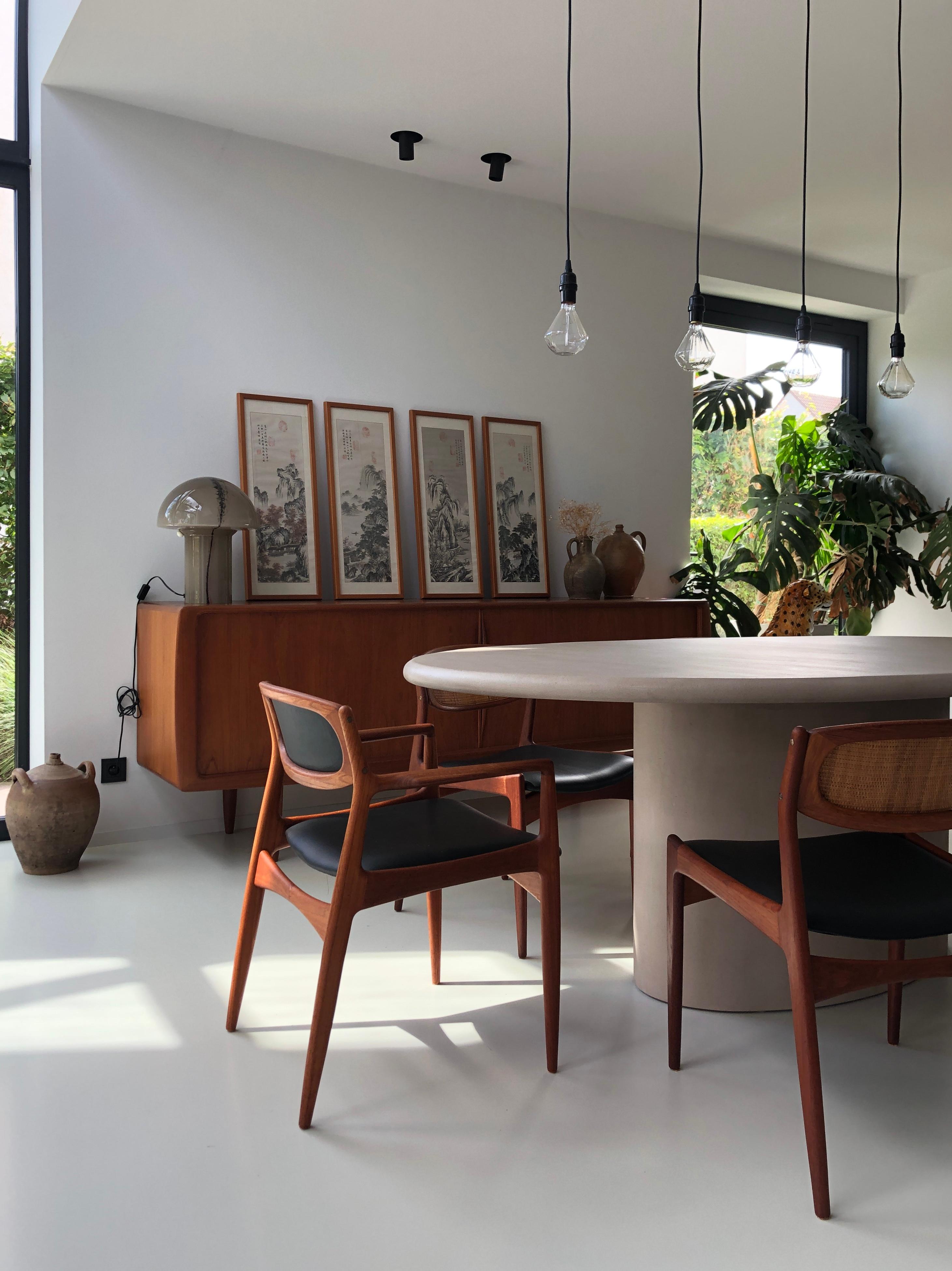 Contemporary Belgian design / Handcrafted / Organic shape / Ecological material / Natural lime plaster / Concrete look / Stock model

The name of the Sami collection is a combination of the Dutch word 'samen' (together) and the Japanese word 'Sabi'