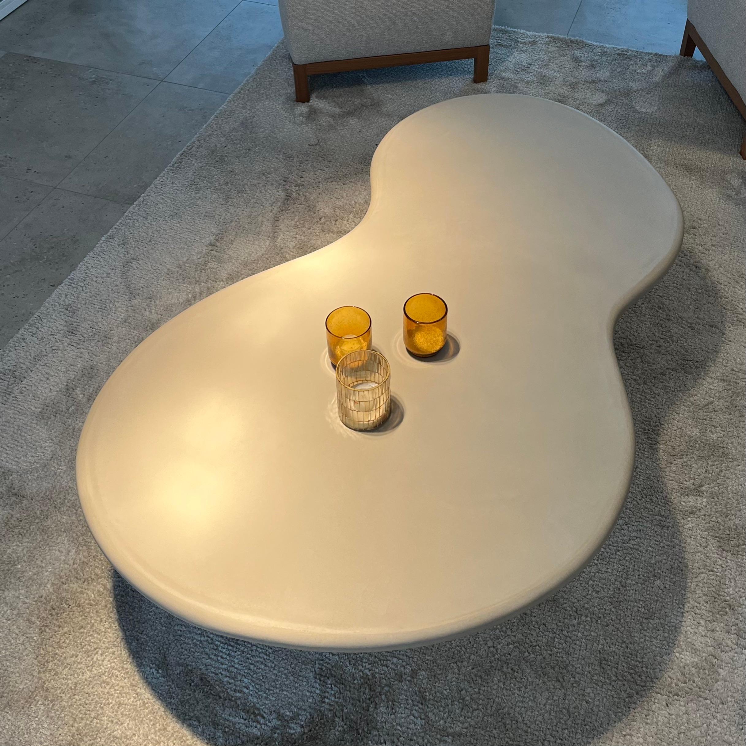 Table basse Ovum d'une forme organique en plâtre naturel par Isabelle Beaumont en vente 5
