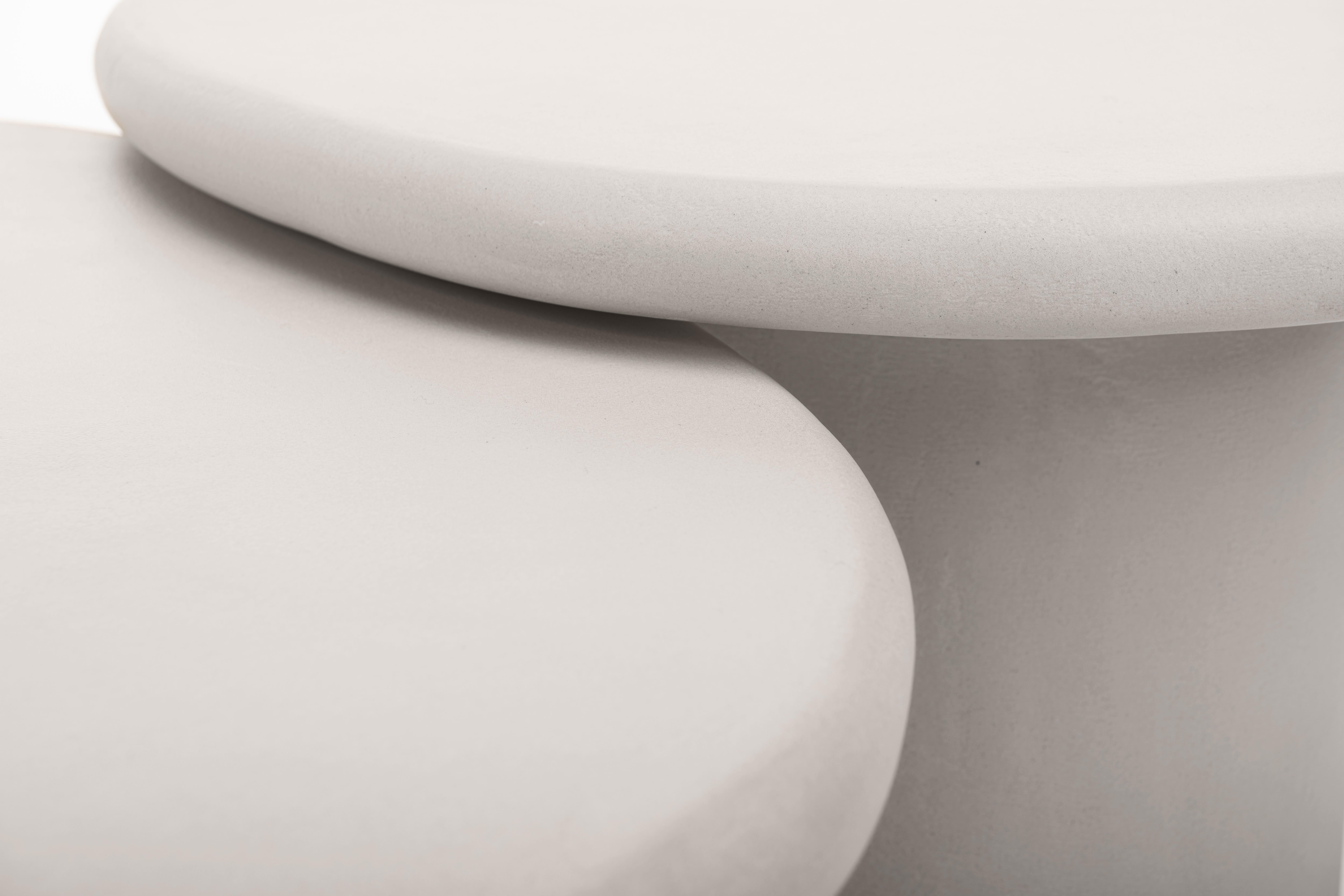 Ensemble de tables basses en plâtre naturel de forme organique 