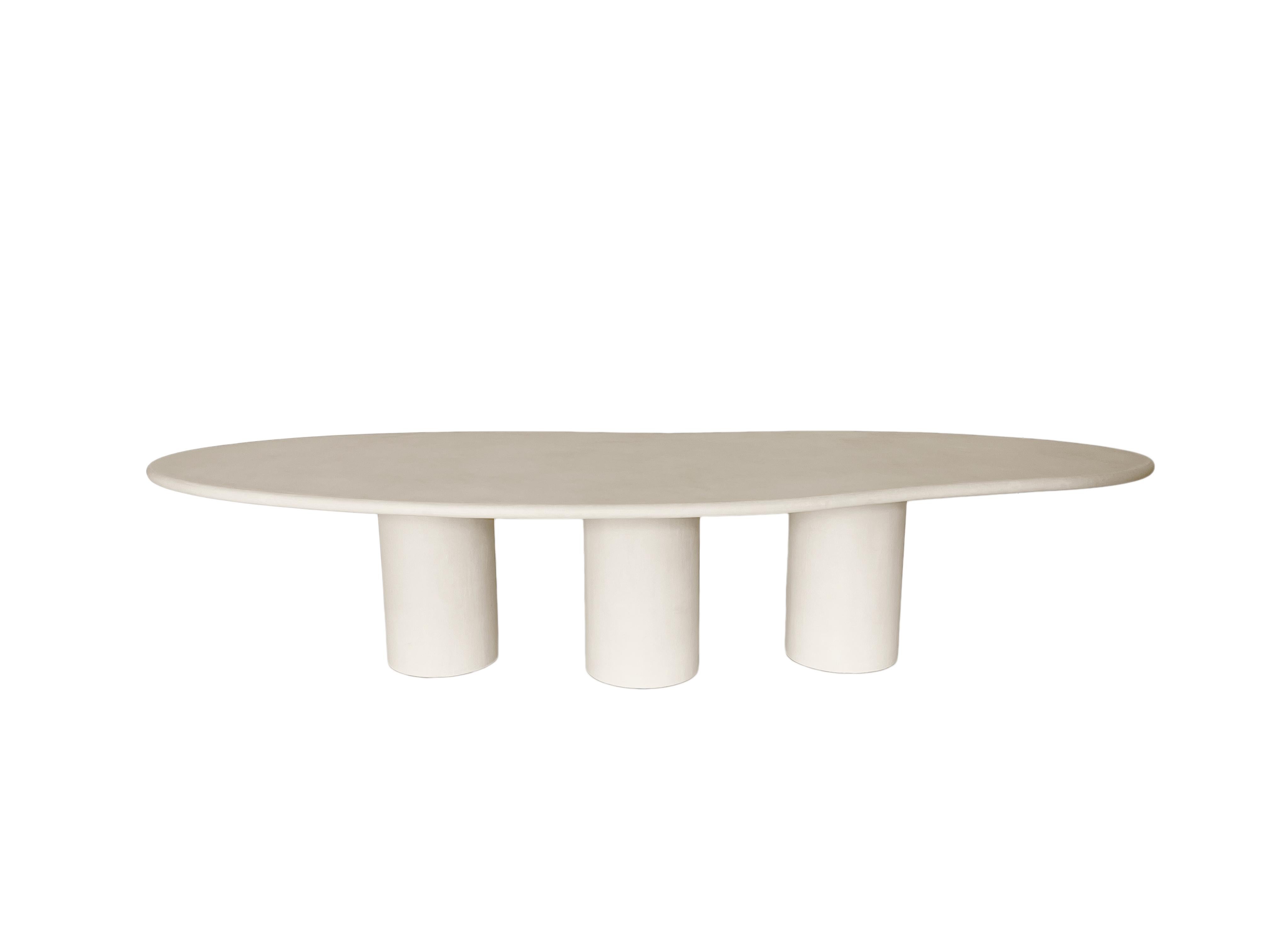 Minimalismo Tavolo organico contemporaneo in gesso naturale 345 cm di Isabelle Beaumont in vendita