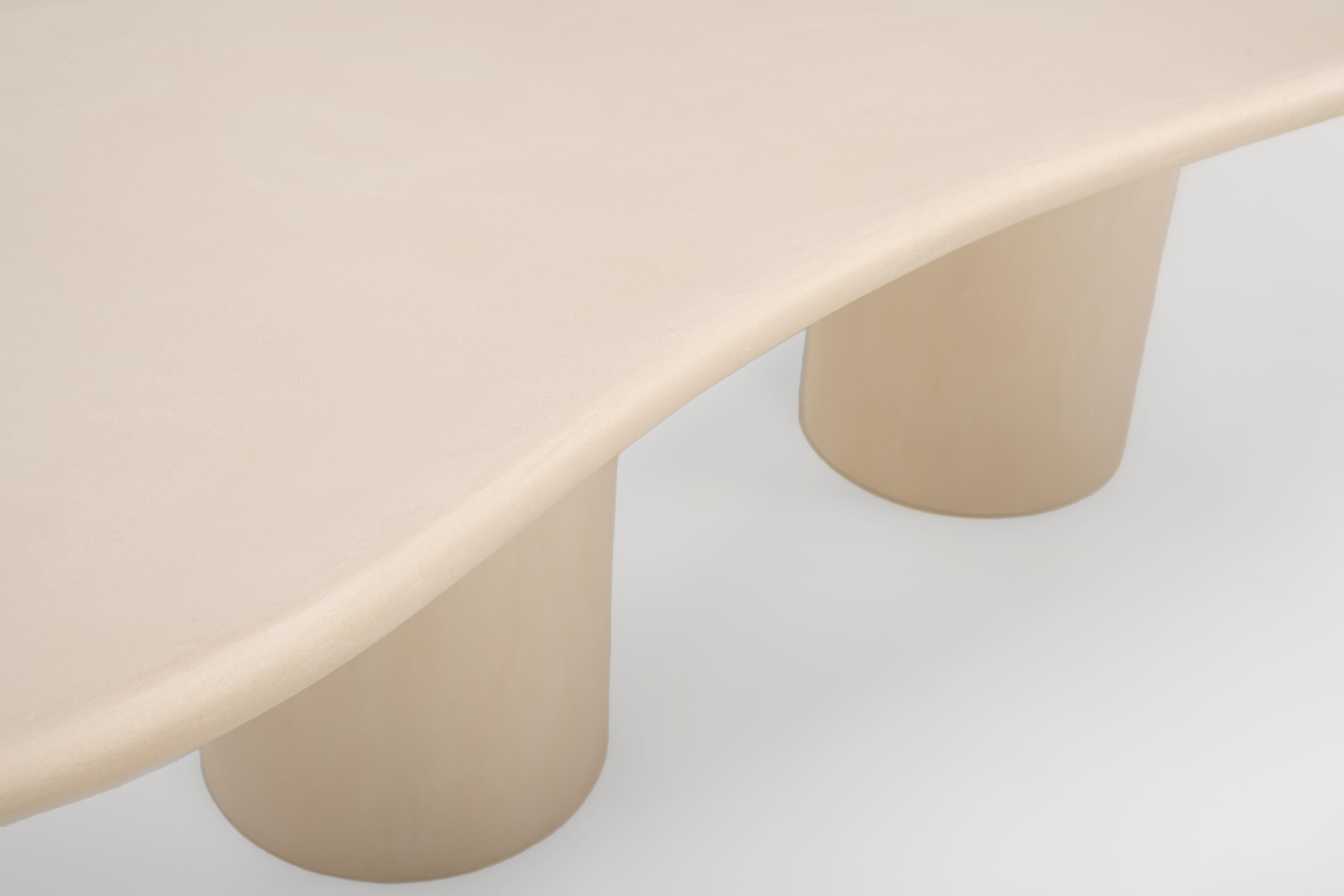 Belge Table de salle à manger/table de conférence en plâtre naturel de forme organique 345 d'Isabel Beaumont en vente