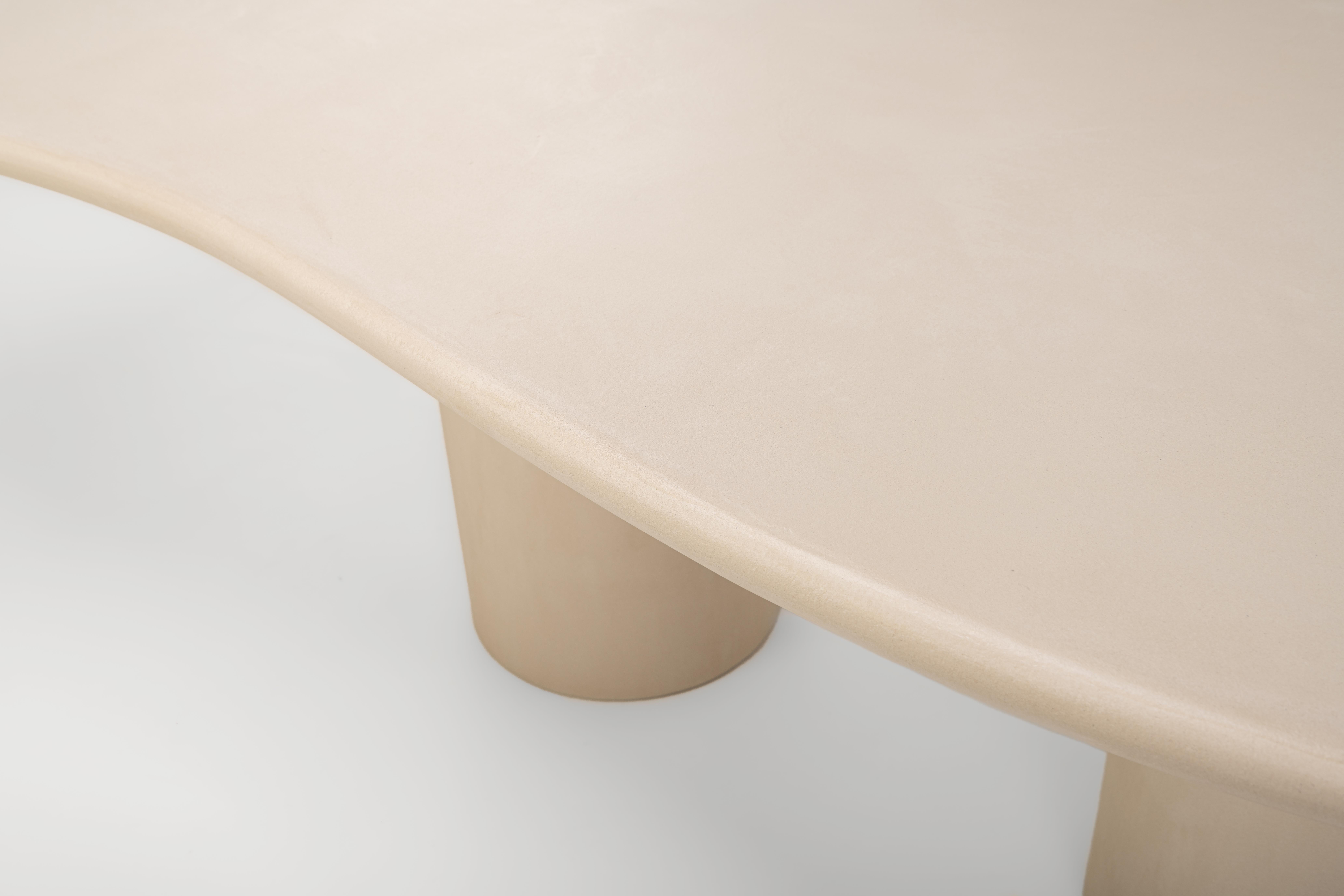 Fait main Table de salle à manger/table de conférence en plâtre naturel de forme organique 345 d'Isabel Beaumont en vente
