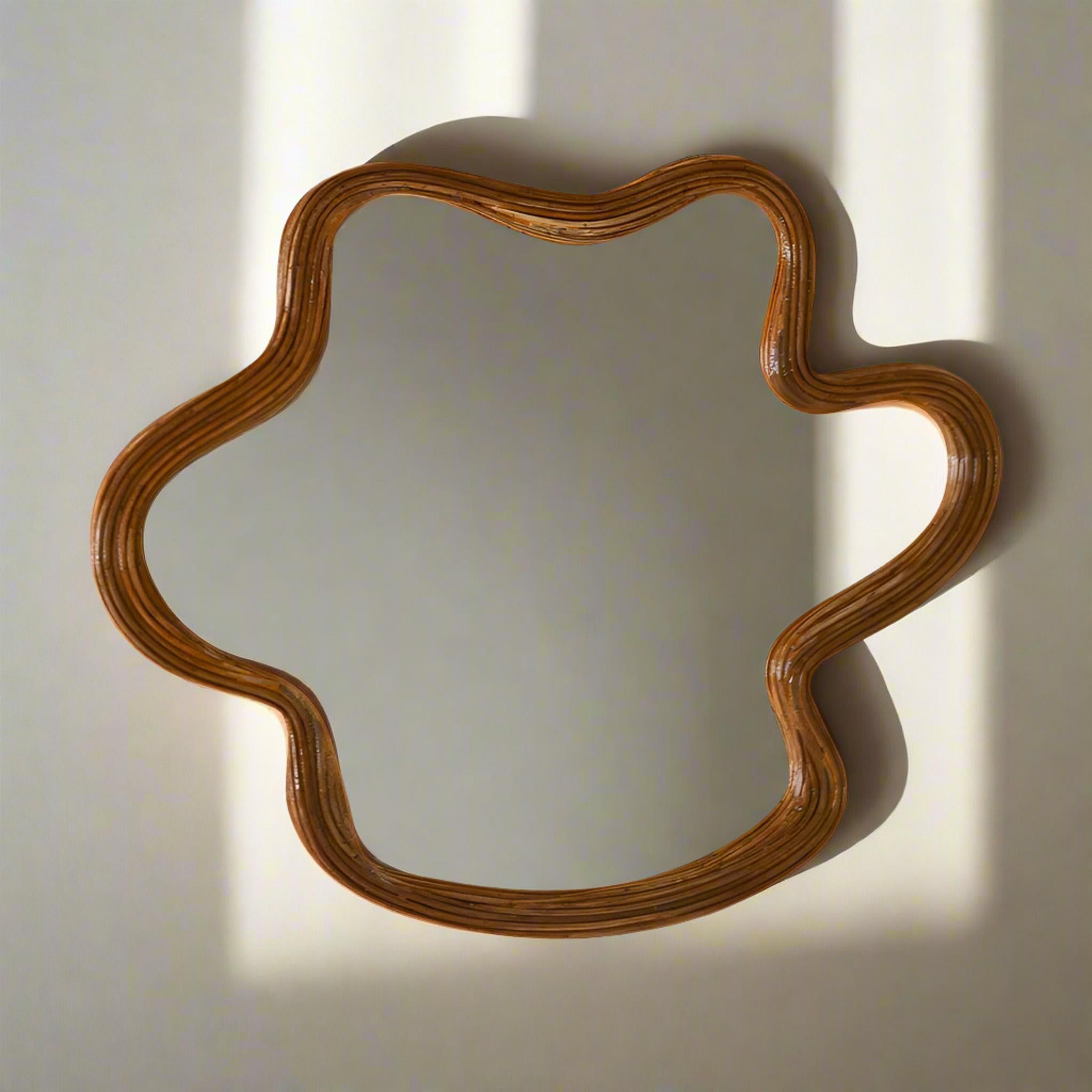 Fait main Miroir en rotin de forme organique en vente