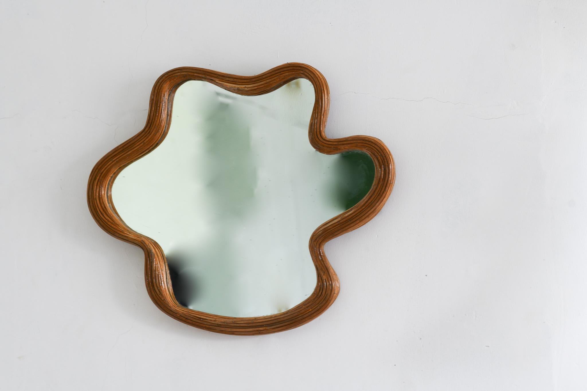 Ce miroir en osier de forme organique, fabriqué à la main, est une belle addition à toute maison. Fabriqué en rotin naturel, il apporte une touche de nature à l'intérieur. Fixez-le au mur pour un look unique et élégant. Fabriqué de manière experte,