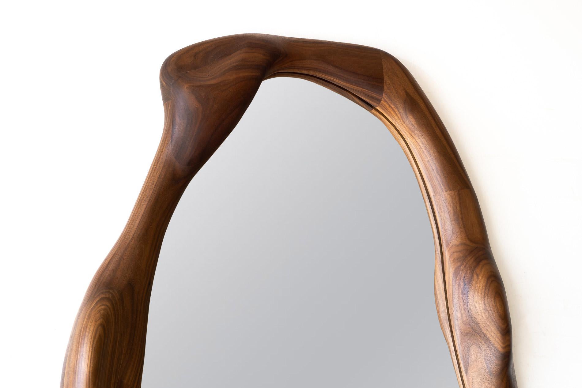 Espejo escultural de forma orgánica con marco de madera de nogal de Alexander Knysch Posmoderno en venta
