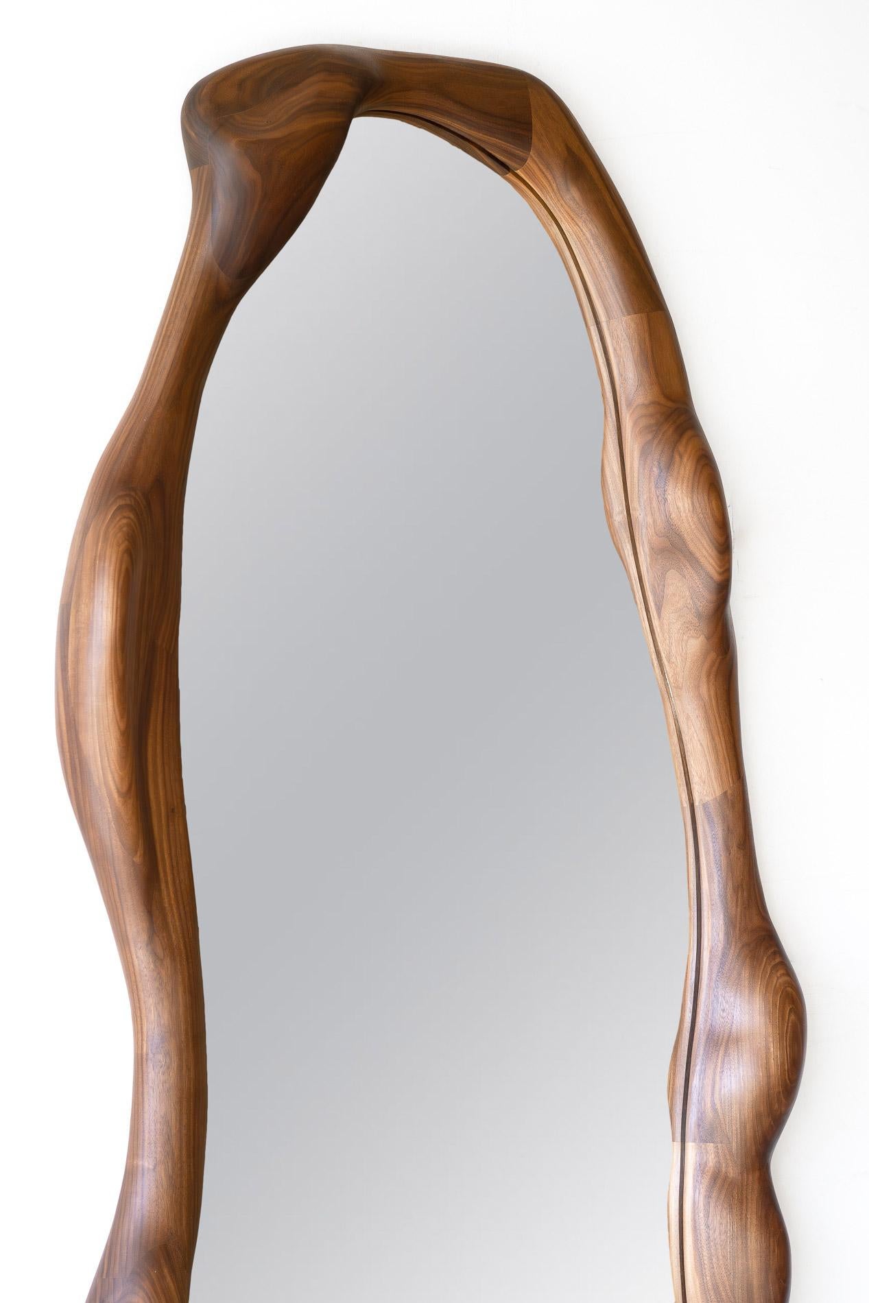 Espejo escultural de forma orgánica con marco de madera de nogal de Alexander Knysch Siglo XXI y contemporáneo en venta