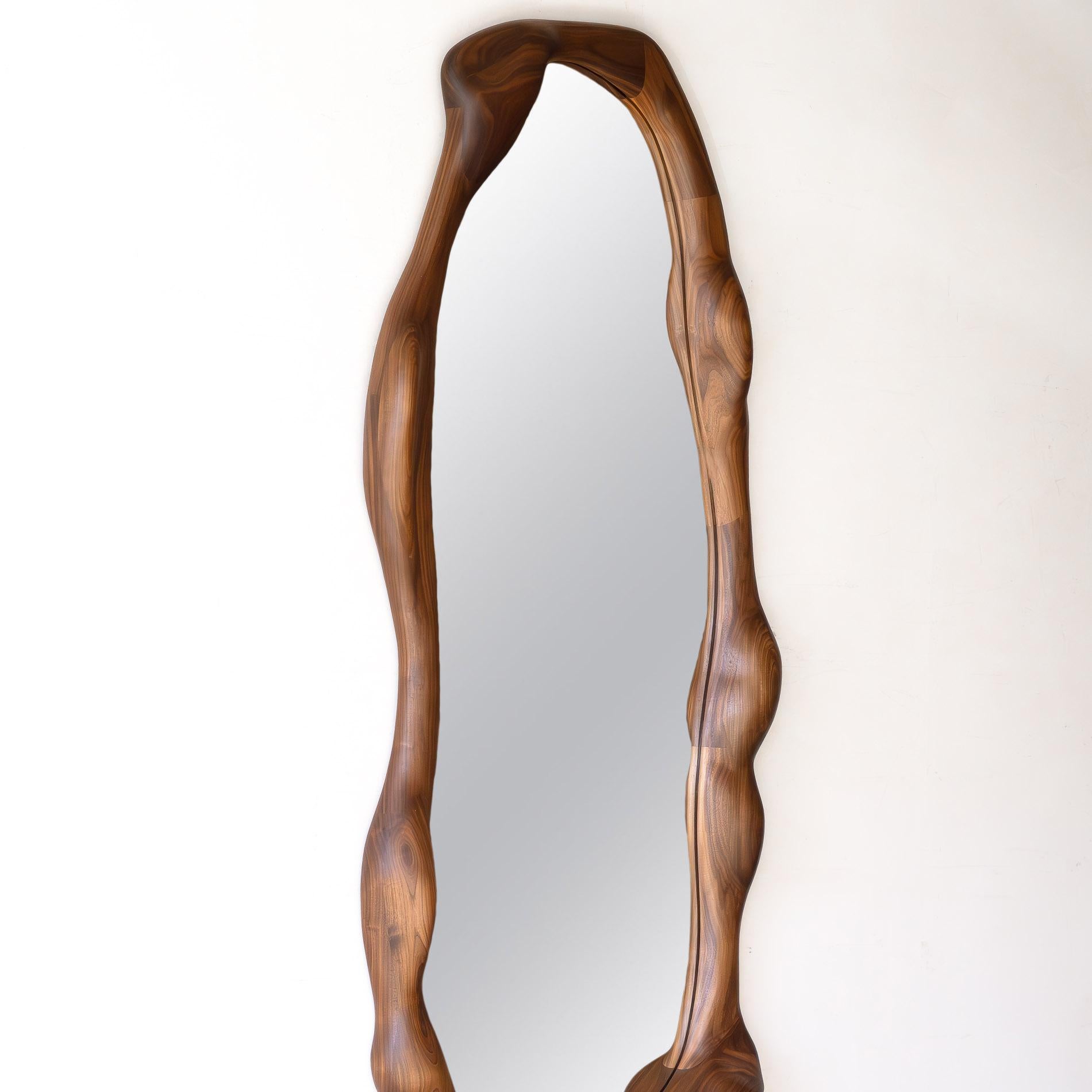 Espejo escultural de forma orgánica con marco de madera de nogal de Alexander Knysch Nogal en venta