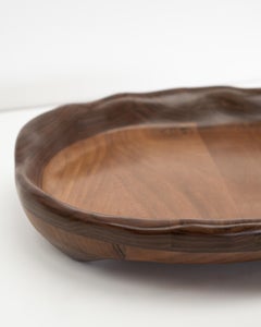 Plateau de service en bois de noyer de forme organique