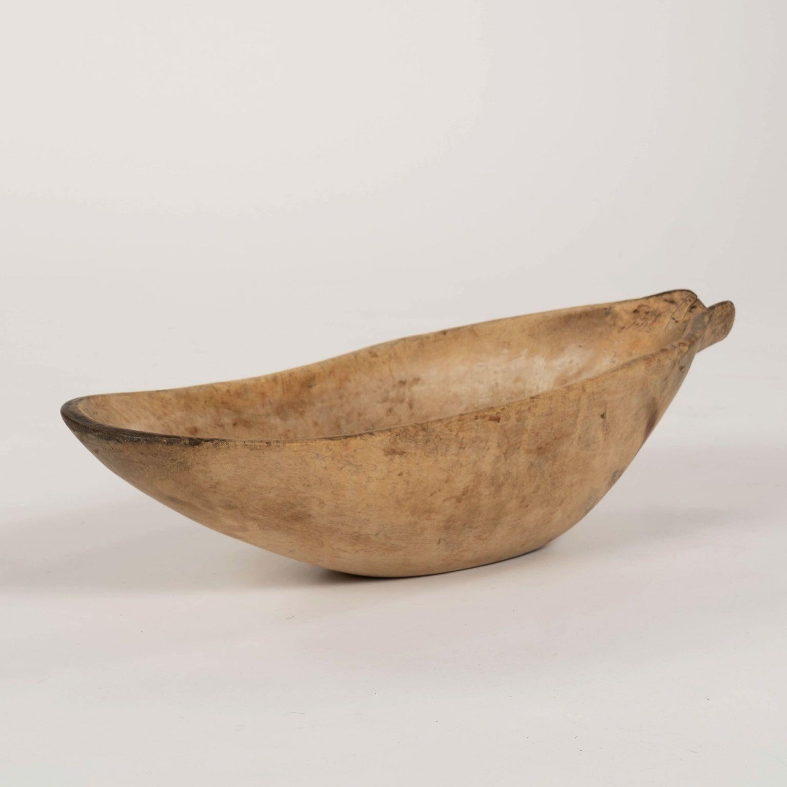 Ciotola svedese a beccuccio di forma organica datata 1830.