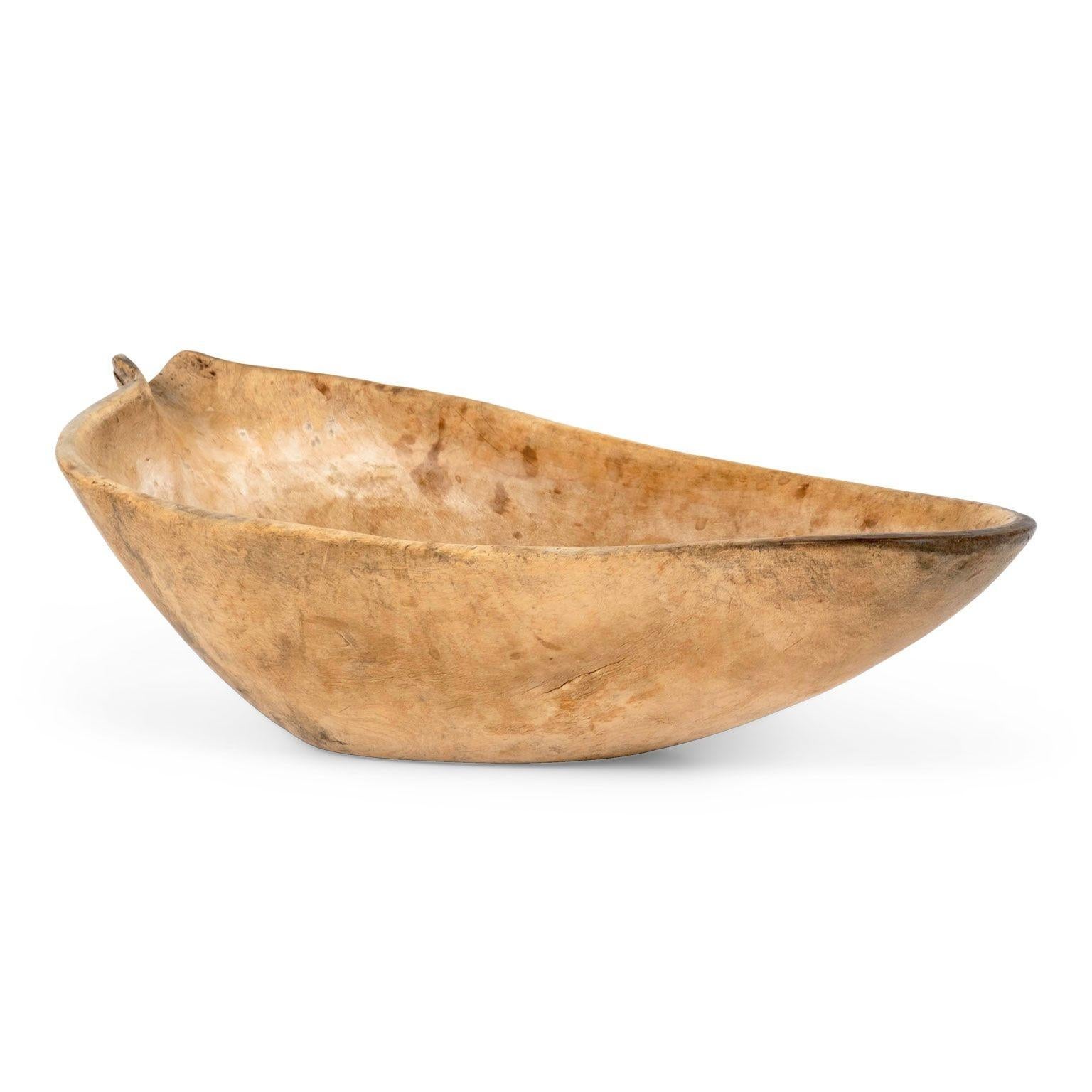 Intagliato a mano Ciotola svedese con beccuccio a forma di organico in vendita