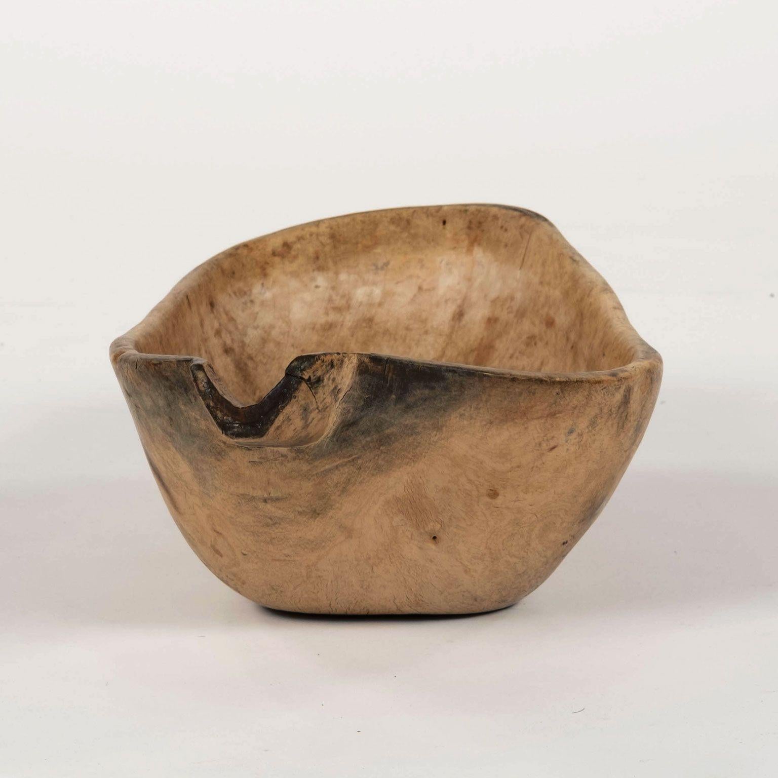 Metà XIX secolo Ciotola svedese con beccuccio a forma di organico in vendita