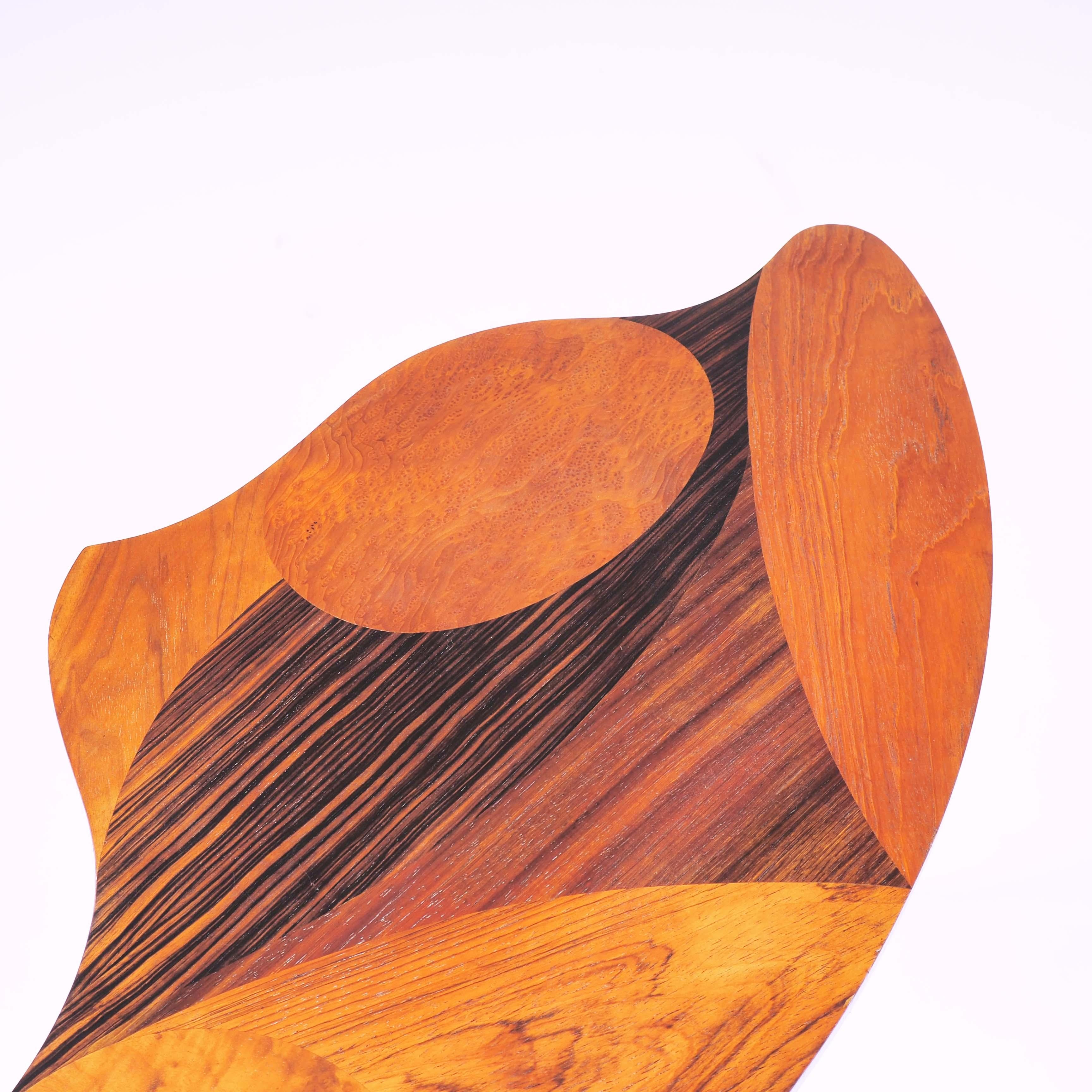 Teck Table d'appoint suédoise de forme organique avec bois incrusté en vente