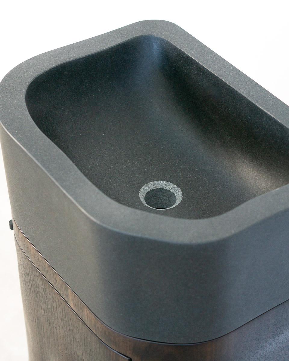 Vanity a forma di organica in legno di noce carbonizzato con lavabo in pietra in vendita 4