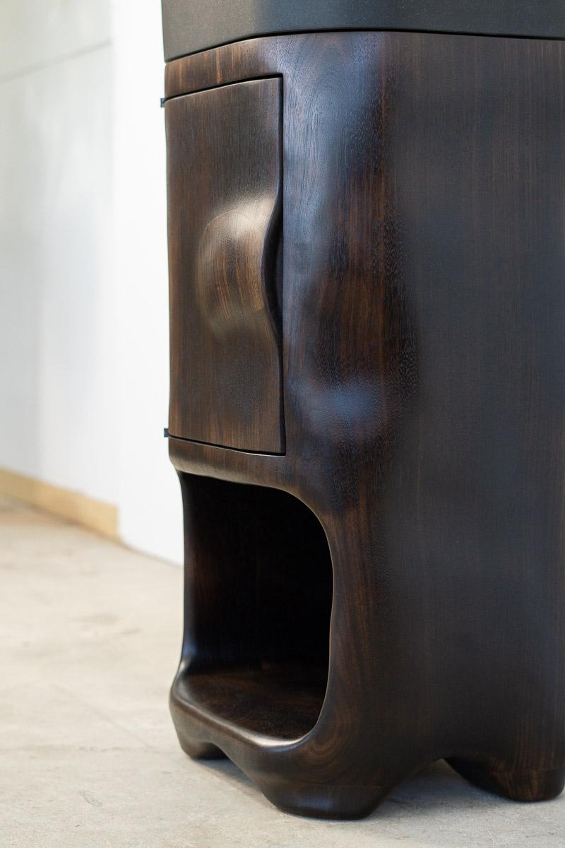 Vanity a forma di organica in legno di noce carbonizzato con lavabo in pietra in vendita 5