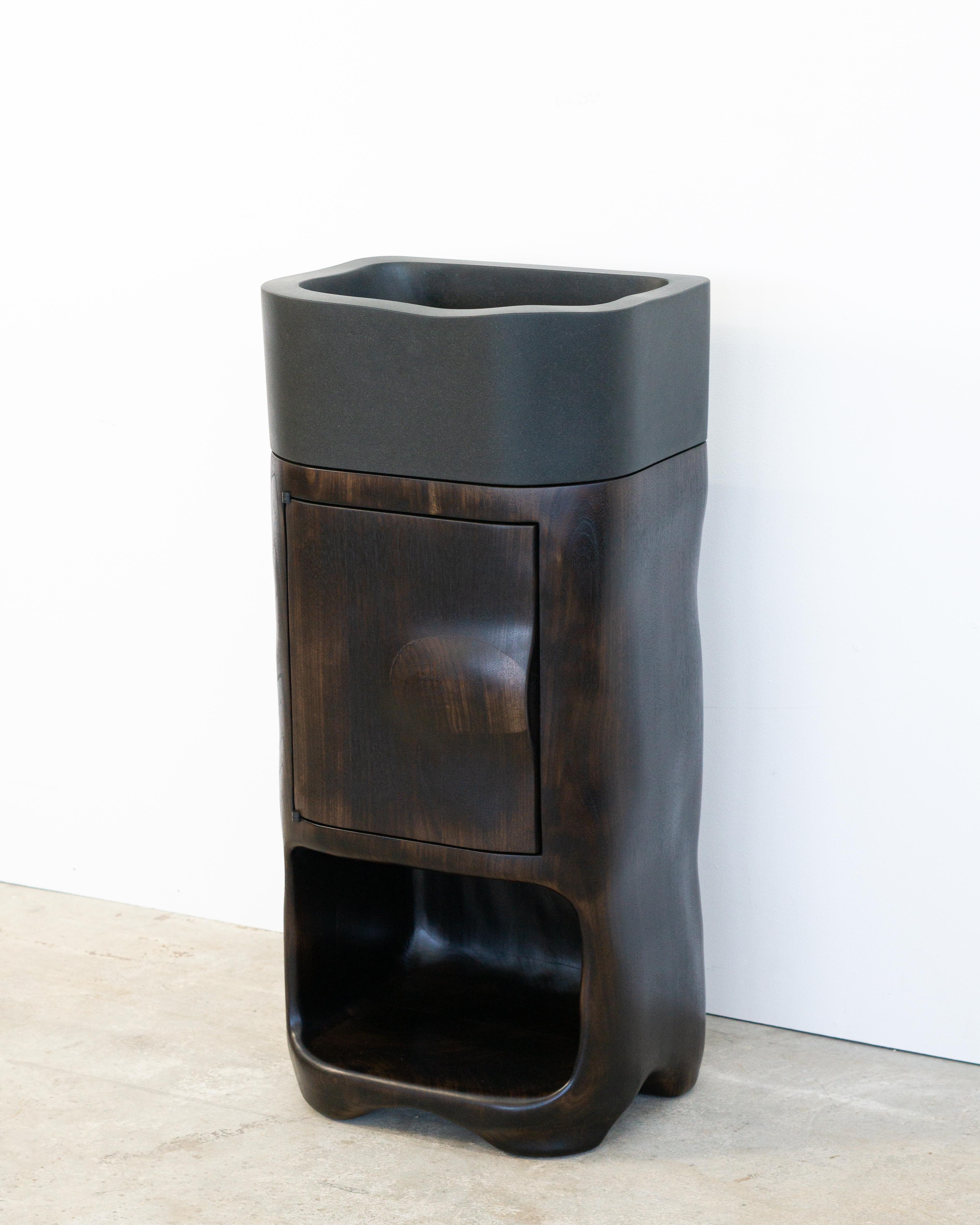 Tedesco Vanity a forma di organica in legno di noce carbonizzato con lavabo in pietra in vendita