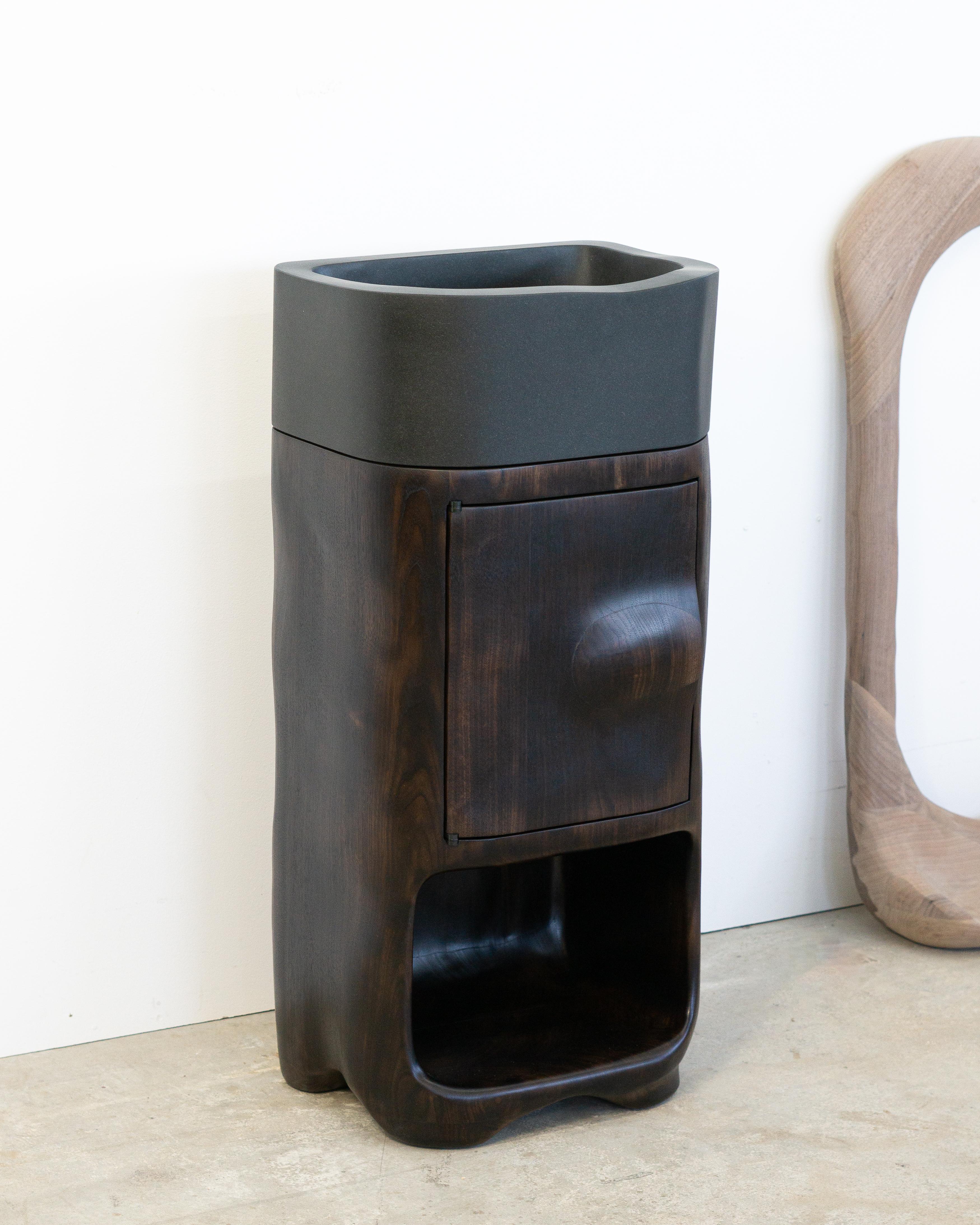 Intagliato Vanity a forma di organica in legno di noce carbonizzato con lavabo in pietra in vendita