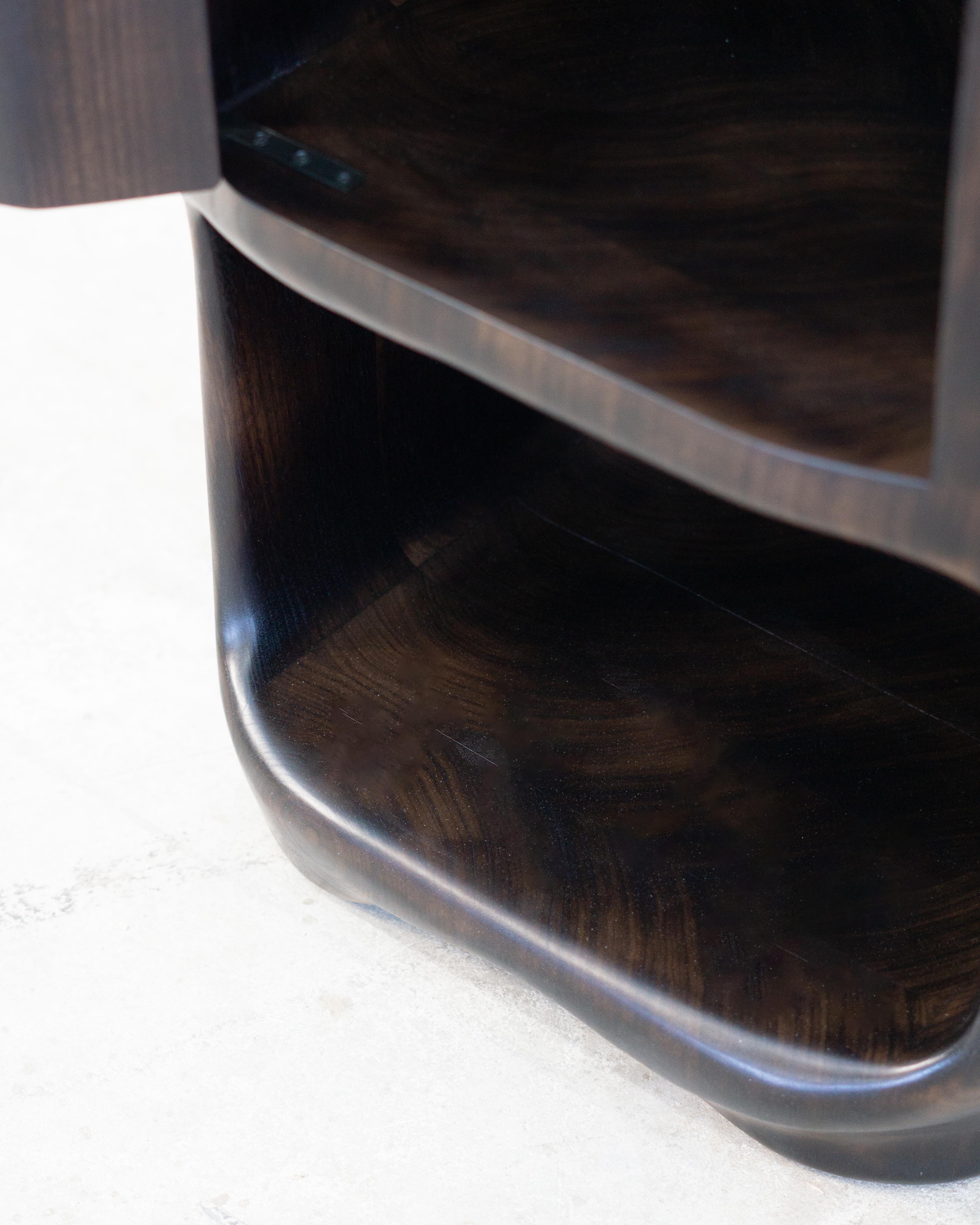 Noce Vanity a forma di organica in legno di noce carbonizzato con lavabo in pietra in vendita