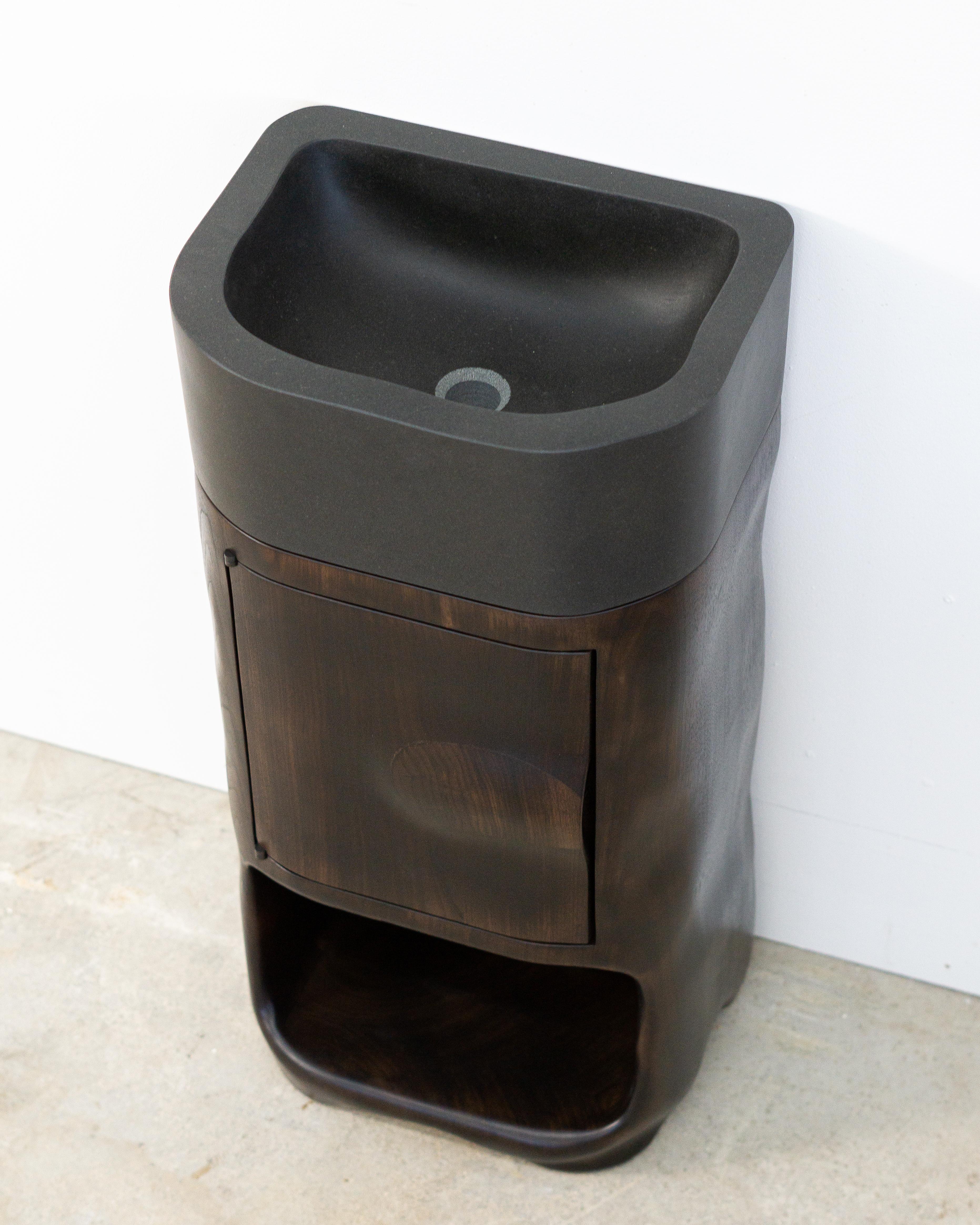 Vanity a forma di organica in legno di noce carbonizzato con lavabo in pietra in vendita 1