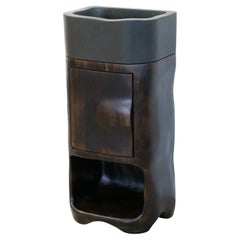 Meuble-lavabo de forme organique en bois de noyer charbonné avec lavabo en pierre