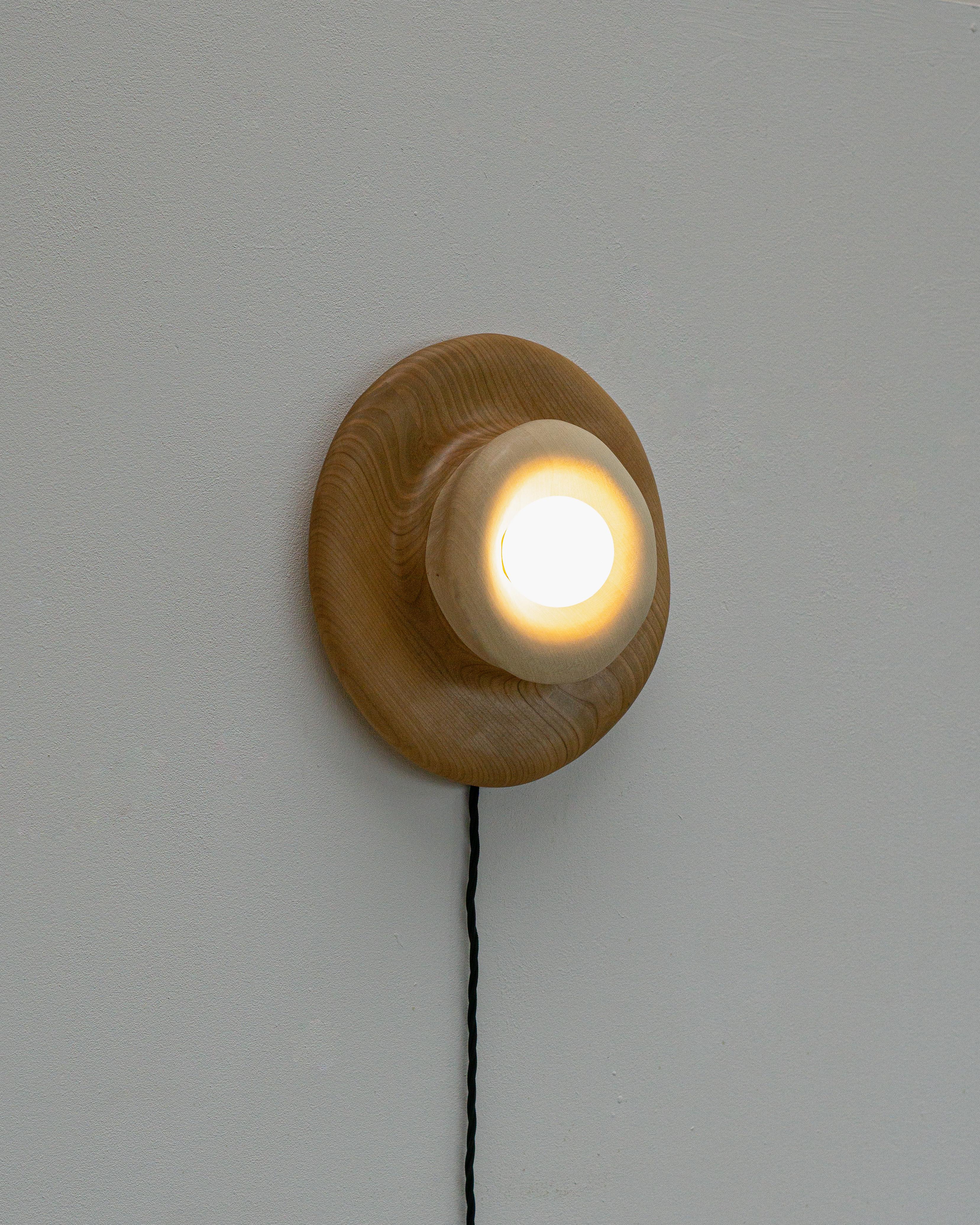 Lámpara de Pared de Forma Orgánica en Cerry y Madera de Arce - Lámpara de Pared en venta 3