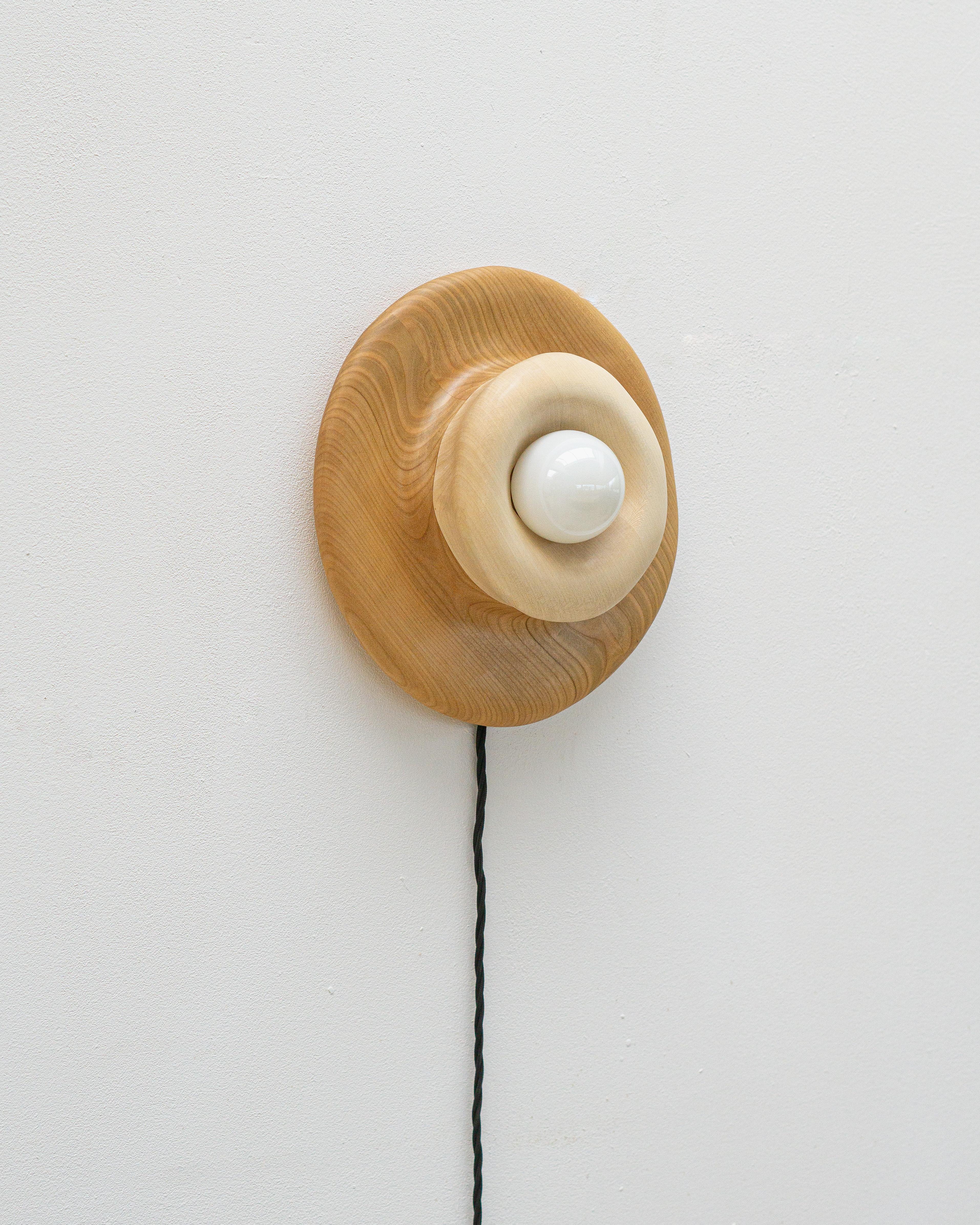 Lámpara de Pared de Forma Orgánica en Cerry y Madera de Arce - Lámpara de Pared Alemán en venta