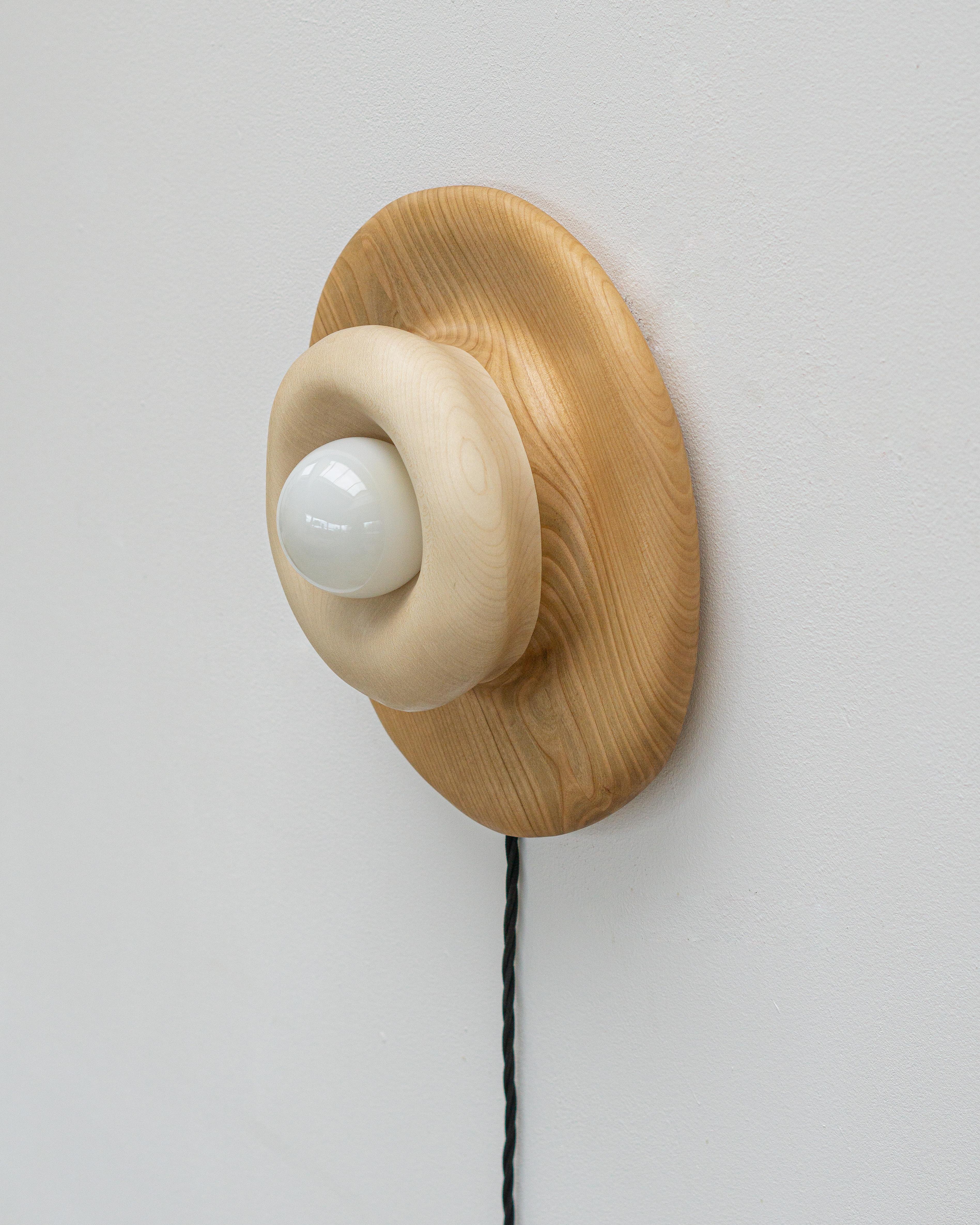 Lámpara de Pared de Forma Orgánica en Cerry y Madera de Arce - Lámpara de Pared en venta 2