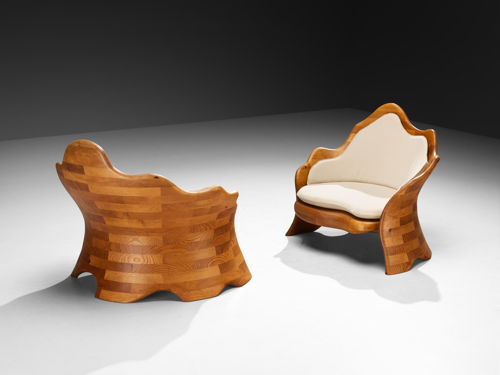 Sedie da salotto di forma organica, pino, tessuto, Europa, anni '70

Queste sedie da salotto scultoree, realizzate in Europa negli anni '70, incarnano lo spirito organico della loro epoca grazie alle loro forme fluide e curvilinee e ai materiali