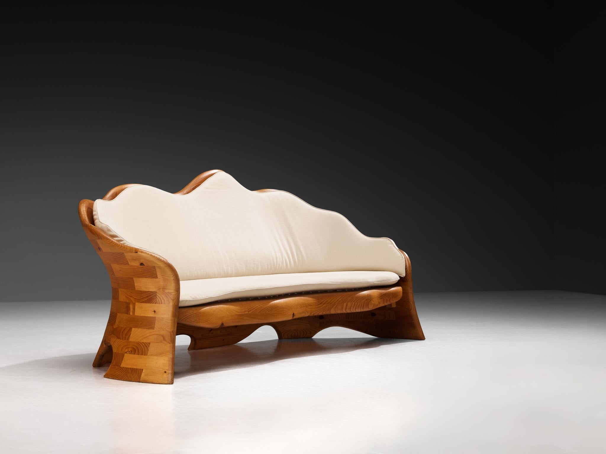 Sofá de forma orgánica, pino, tela, Europa, años 70

Este sofá escultural, fabricado en Europa en la década de 1970, encarna el espíritu orgánico de su época a través de sus formas fluidas y curvilíneas y sus materiales naturales. Ejecutado en