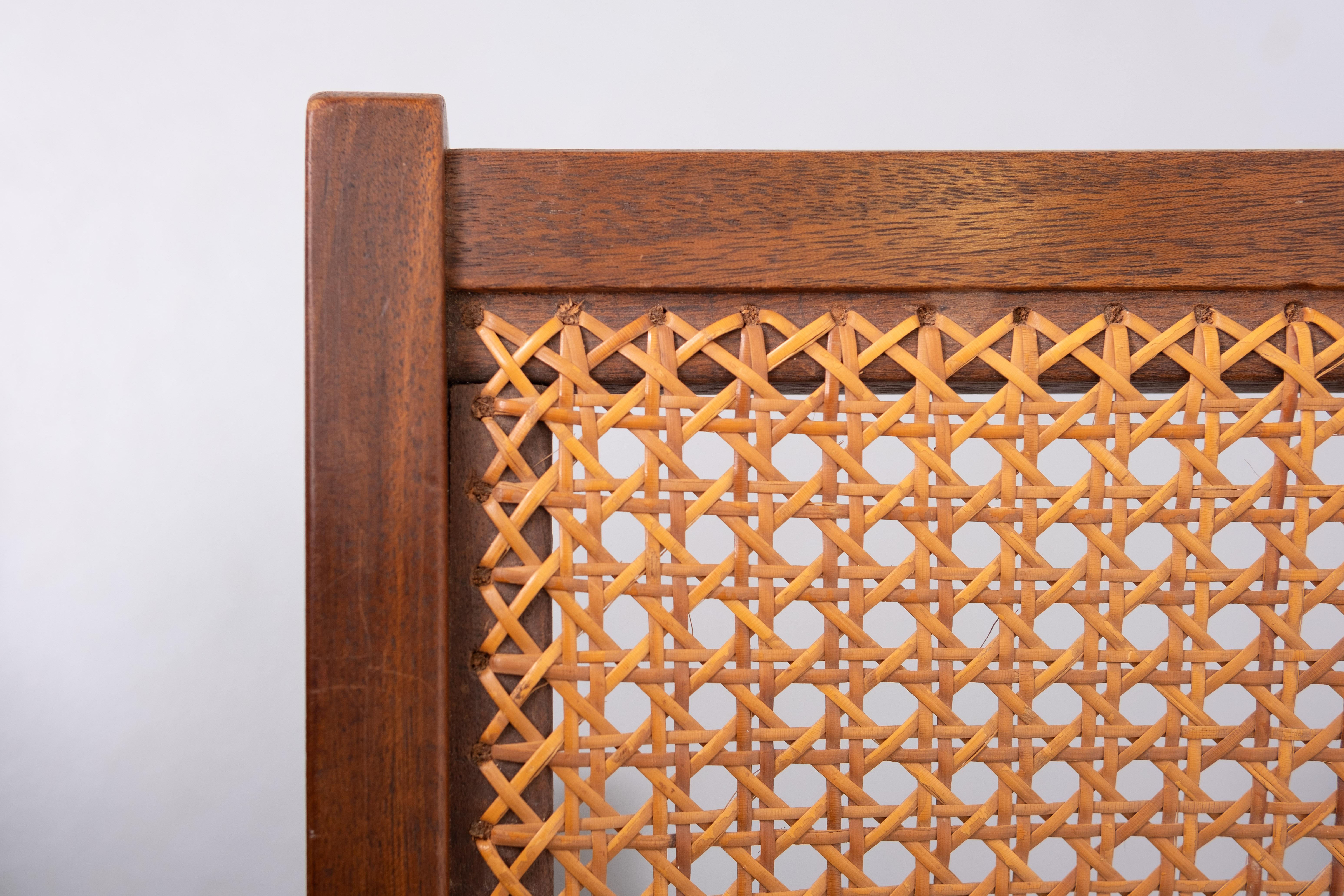 Muy bonito taburete con forma orgánica, de madera de roble maciza, viene con una correa de transporte. 
Tapicería de mimbre . Buen estado . Holanda años 60 . 