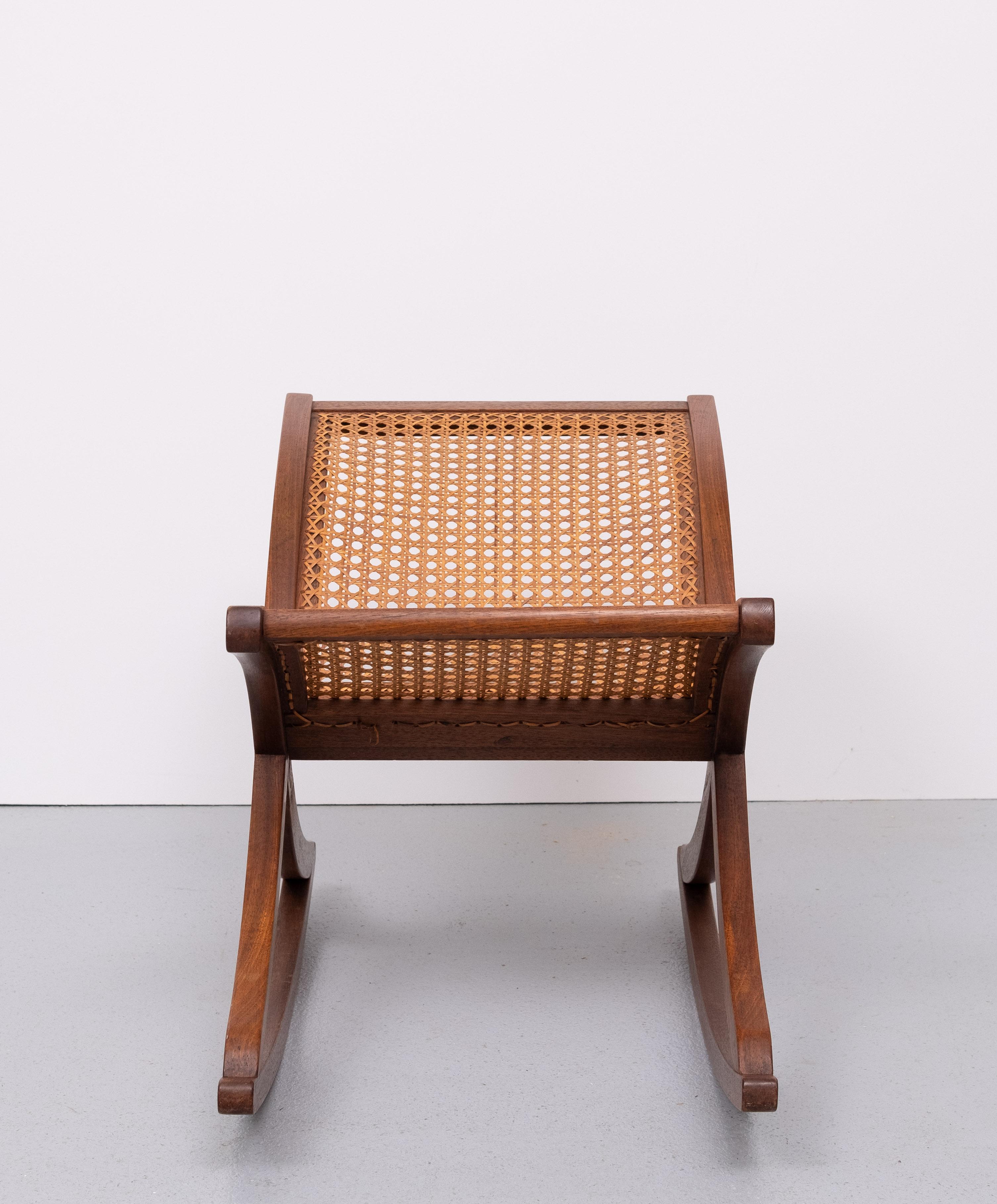 Reposapiés de mimbre con forma orgánica 1960 Holanda mediados del siglo XX en venta