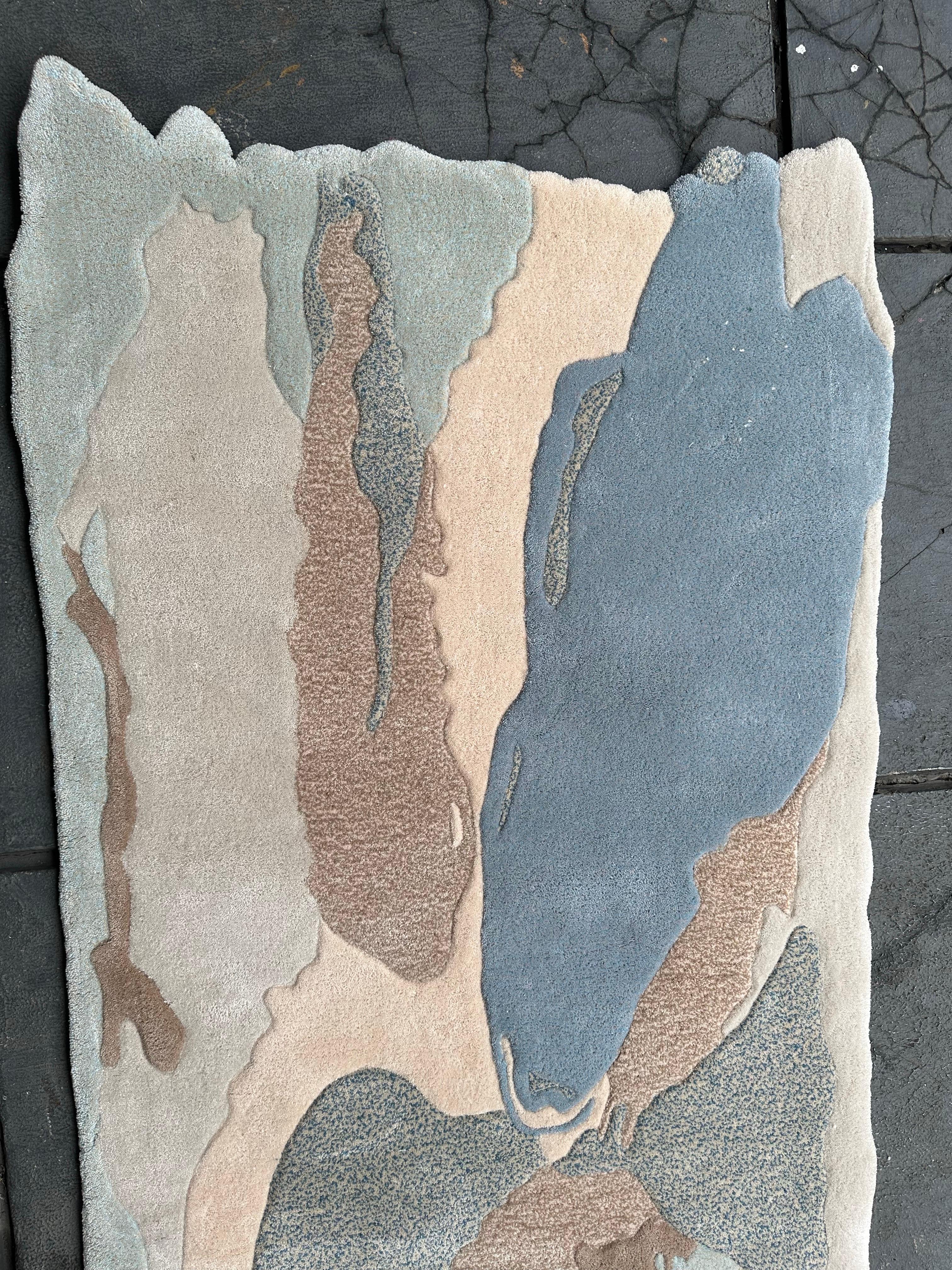 Mishapes est une exploration fluide de la forme et de l'intuition où les formes semblent se fondre, s'entrechoquer et se fondre les unes dans les autres avec une confiance tranquille. Ce tapis adopte l'asymétrie et la douceur, rejetant les lignes