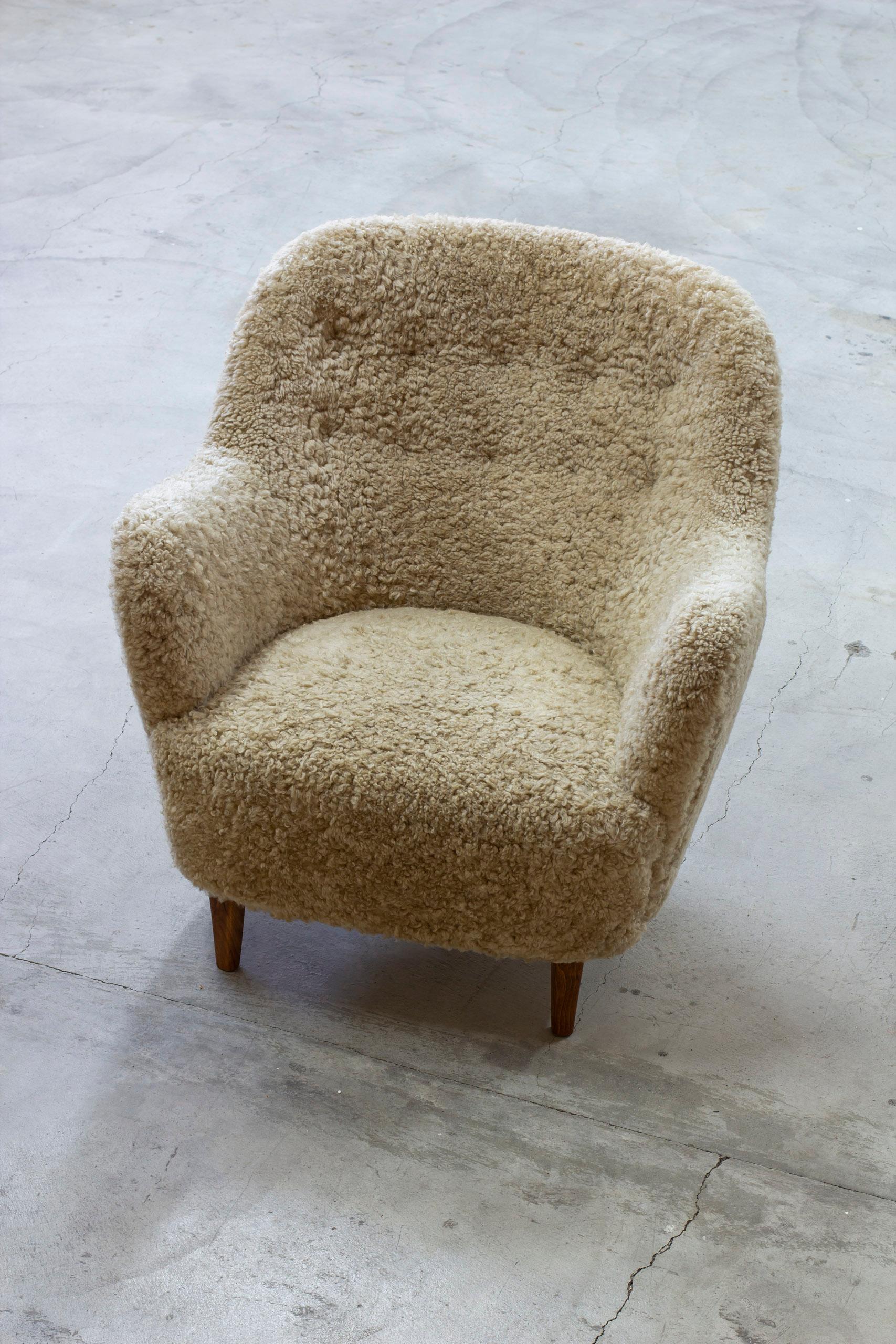 Scandinavian Modern Organic sheepskin lounge chair in the style of Finn Juhl