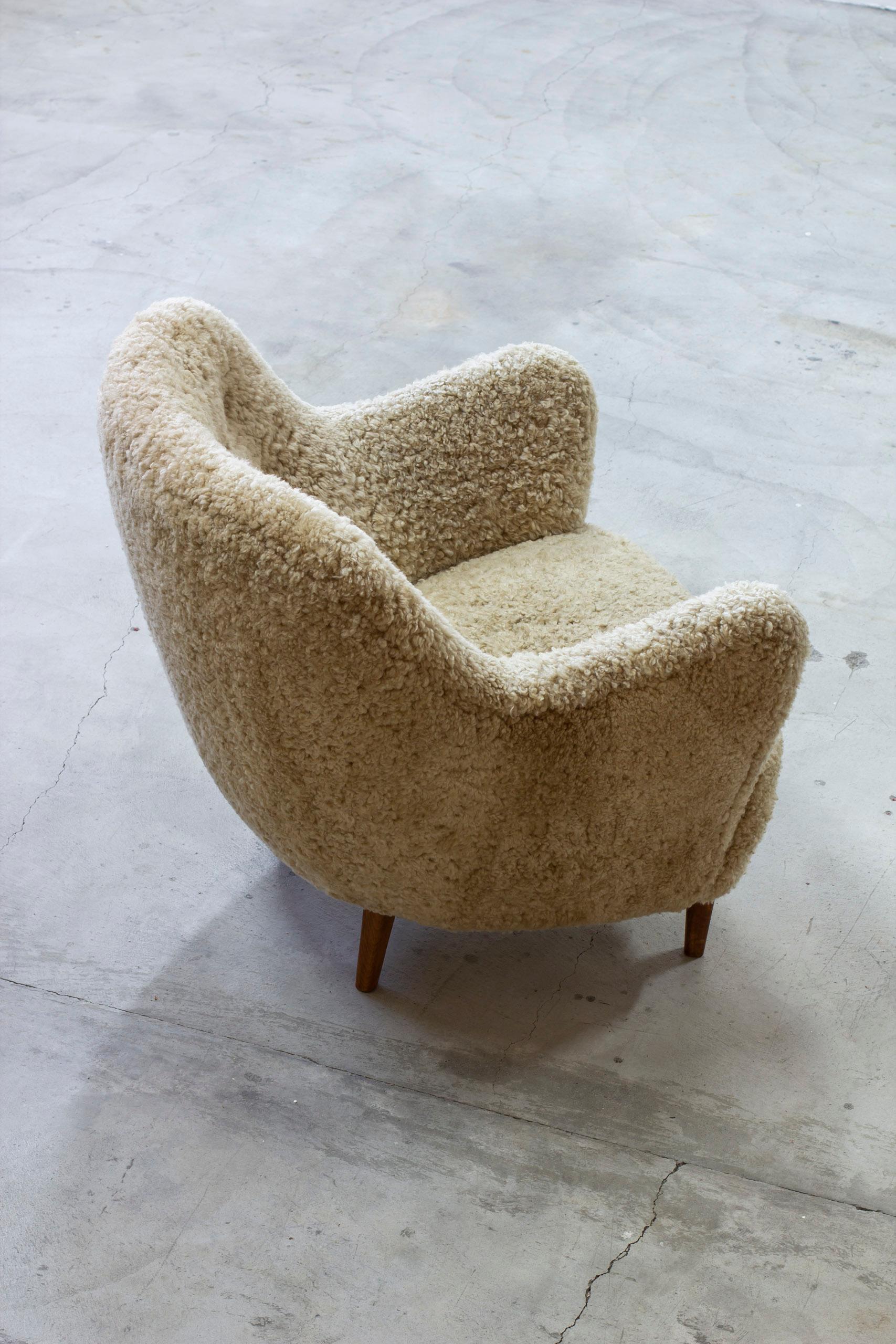Organic sheepskin lounge chair in the style of Finn Juhl In Good Condition In Hägersten, SE