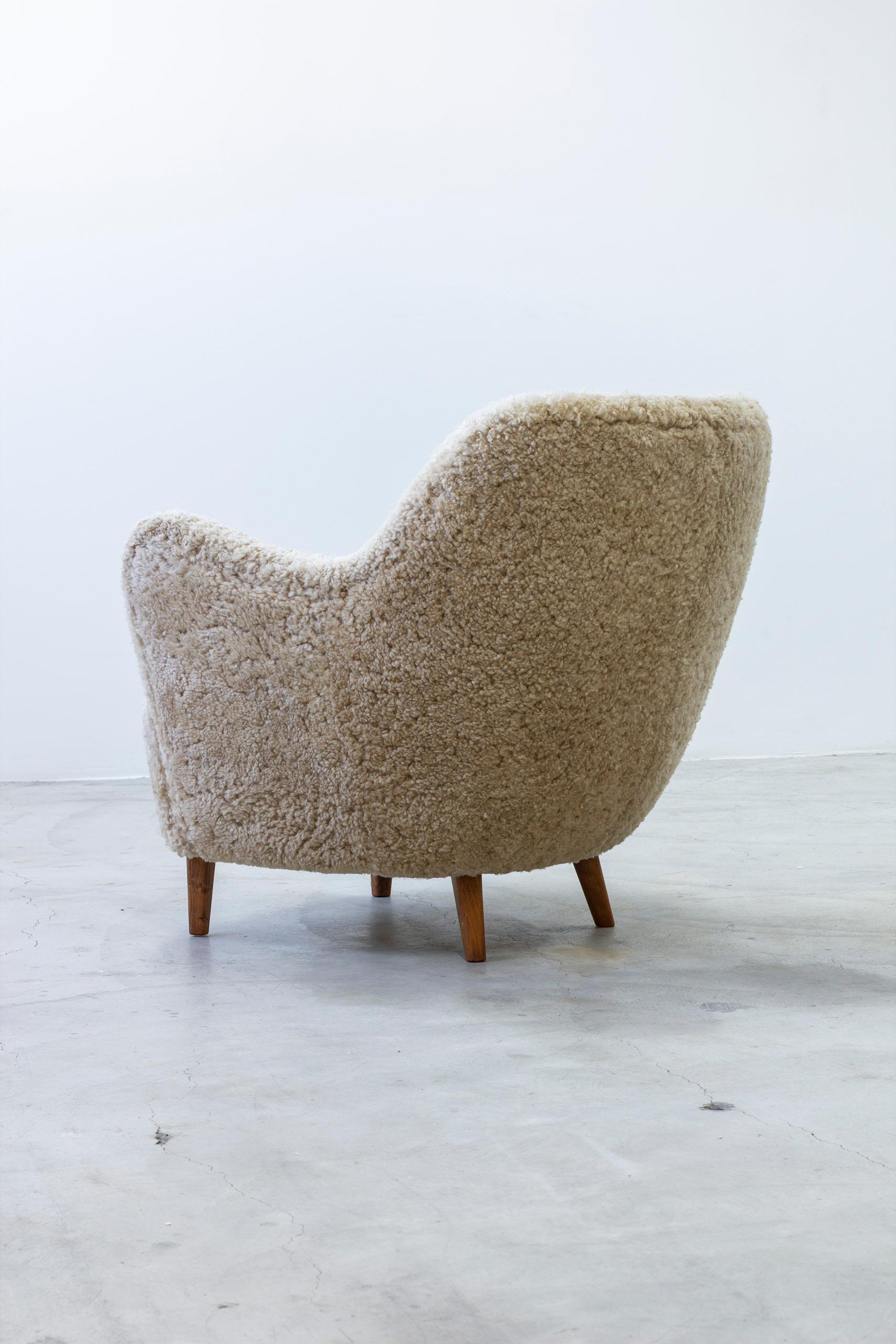 Sheepskin Organic sheepskin lounge chair in the style of Finn Juhl