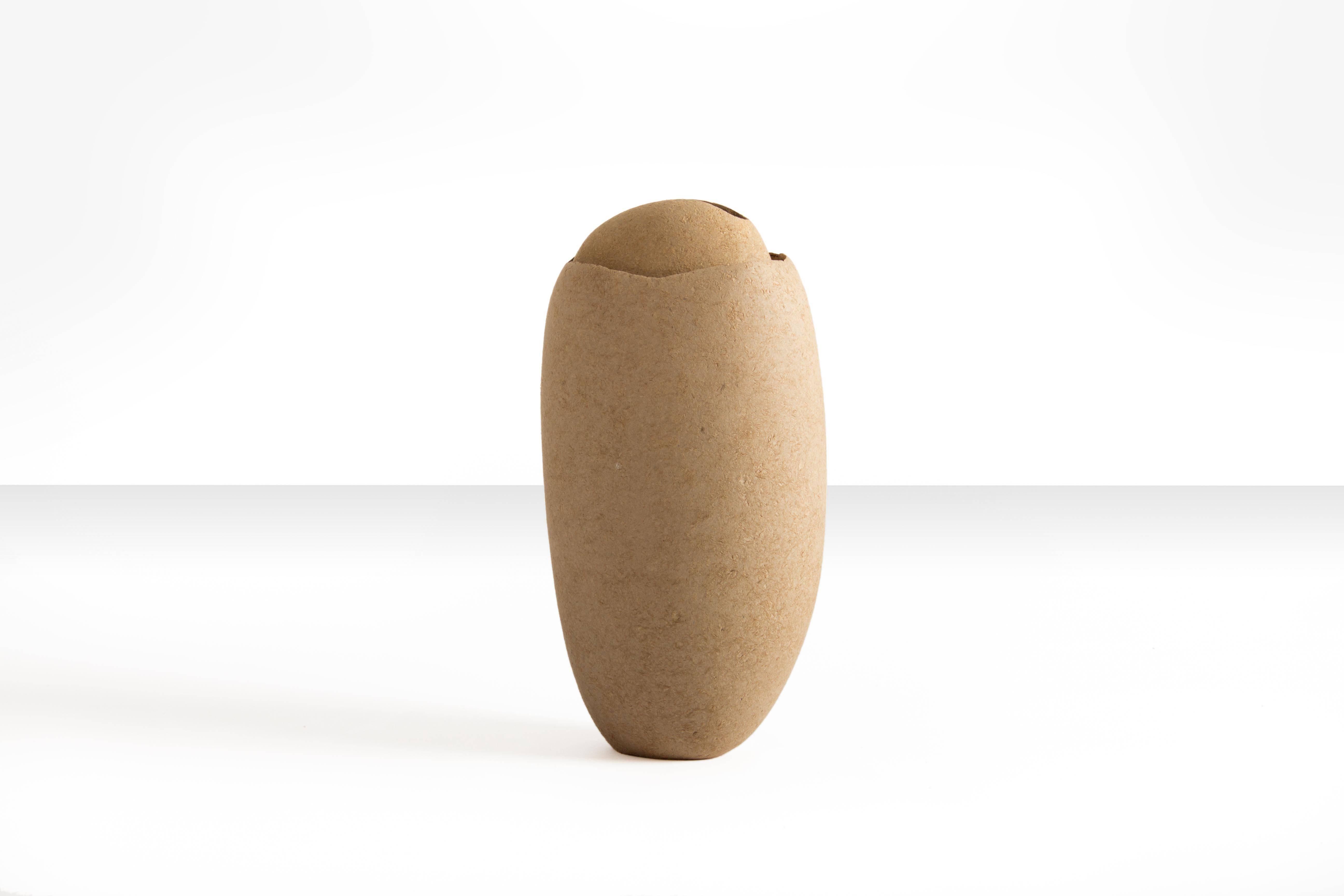 Vase en coquillage organique de l'artiste contemporain Domingos Tótora. Fabriqué en carton recyclé.

Domingo Tótora crée des objets et des sculptures où la beauté est indissociable de la fonction, en s'emparant d'objets courants de la vie