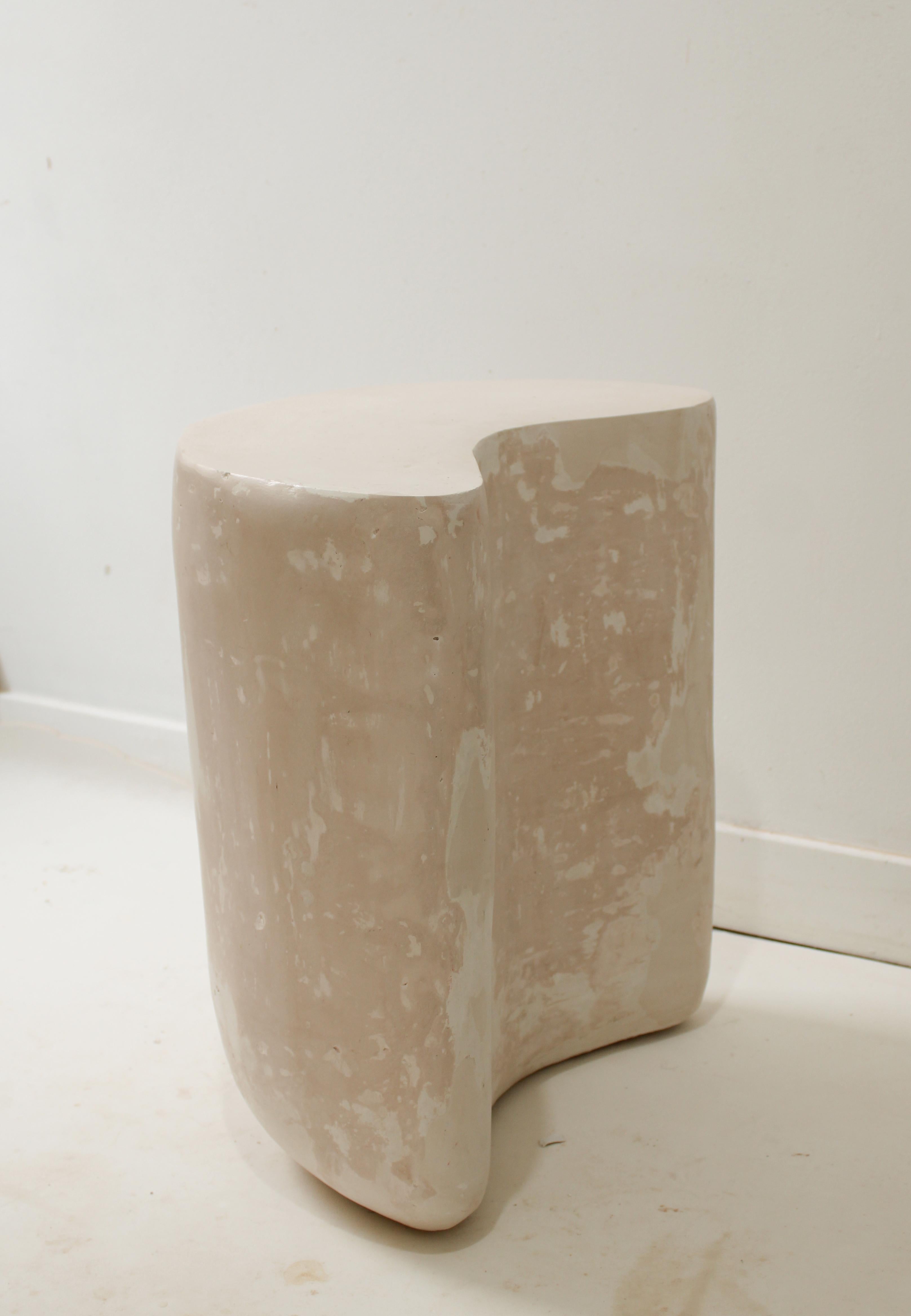 Der Organic Side Table No.001 ist ein handgefertigter Beistelltisch aus Gips aus der Forms Collection. Die Gipskonstruktion, die handgeschnitzten Details und die anpassbaren Farboptionen sorgen dafür, dass jedes Stück ein Unikat ist, das eine
