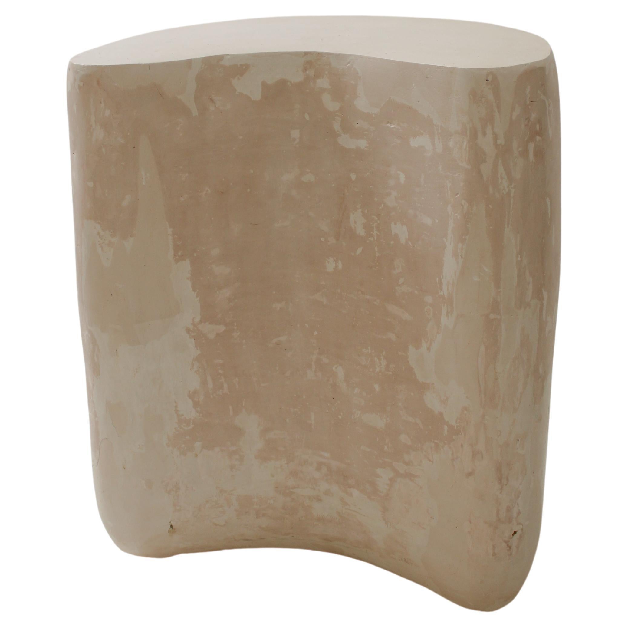 Organischer Beistelltisch 03 – handgefertigter Gypsum-Beistelltisch – limitiertes Sammlerdesign