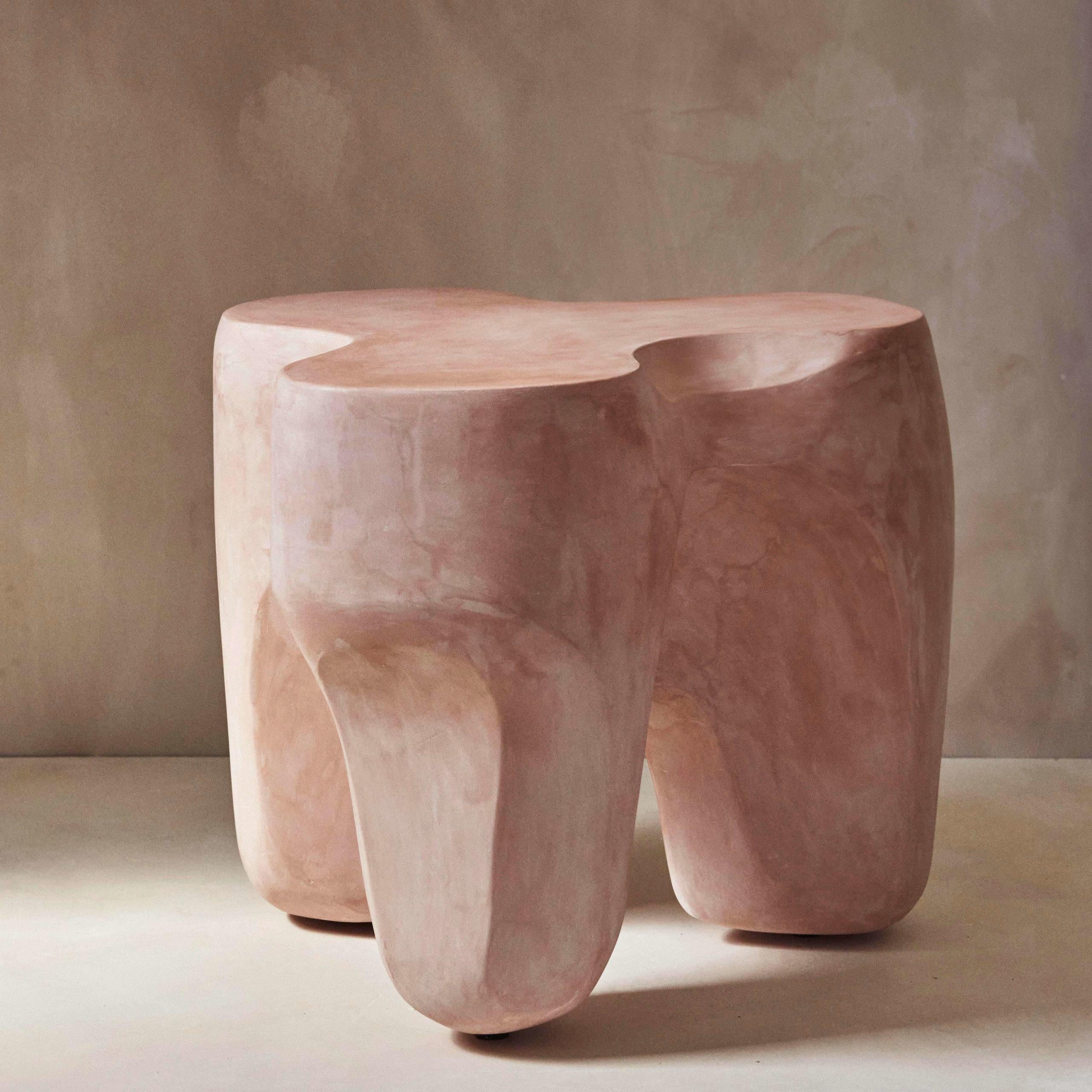 Der Organic Side Table No.004 ist ein handgefertigter Beistelltisch aus Gips aus der Forms Collection. Die Gipskonstruktion, die handgeschnitzten Details und die anpassbaren Farboptionen sorgen dafür, dass jedes Stück ein Unikat ist, das eine