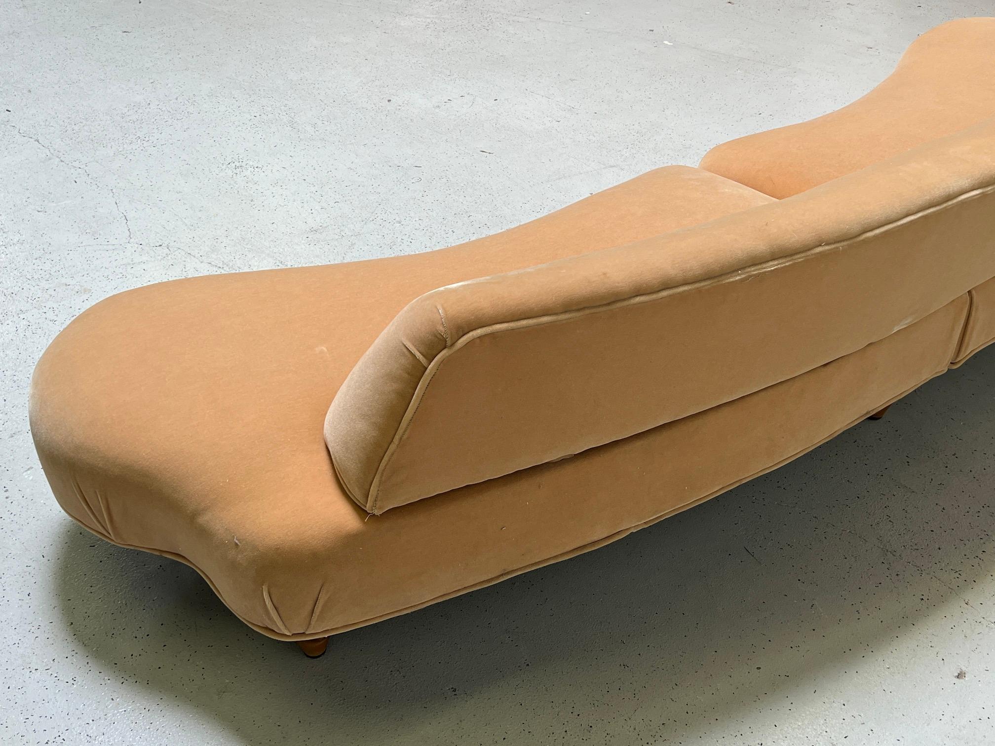 Organisches Sofa auf geformten Holzbeinen im Angebot 5