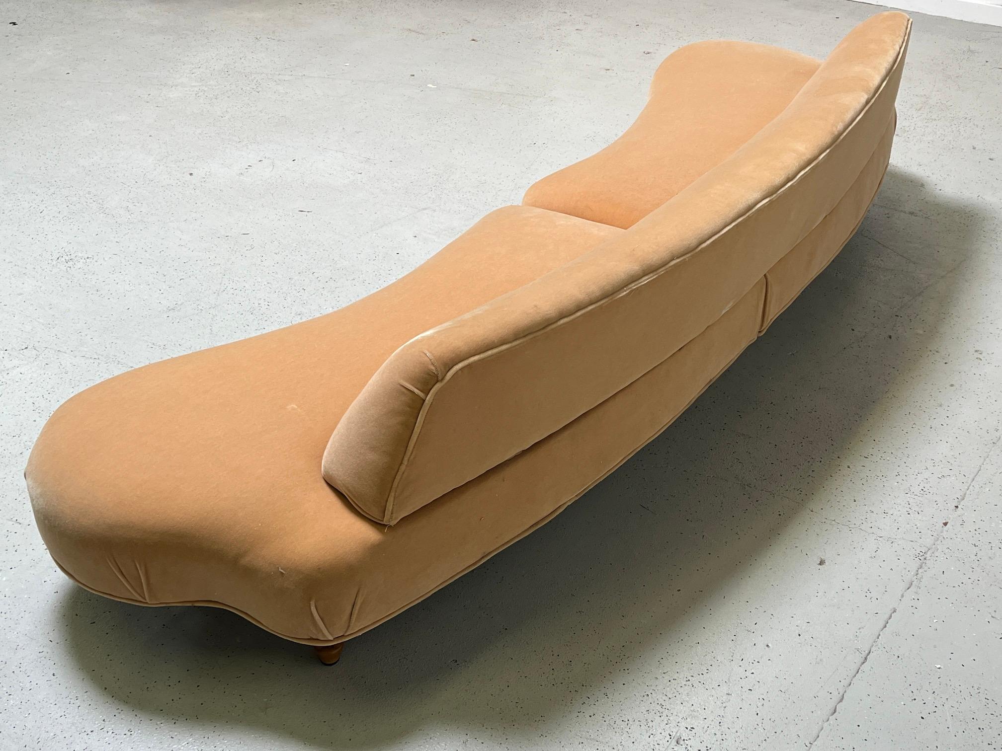 Organisches Sofa auf geformten Holzbeinen im Angebot 6